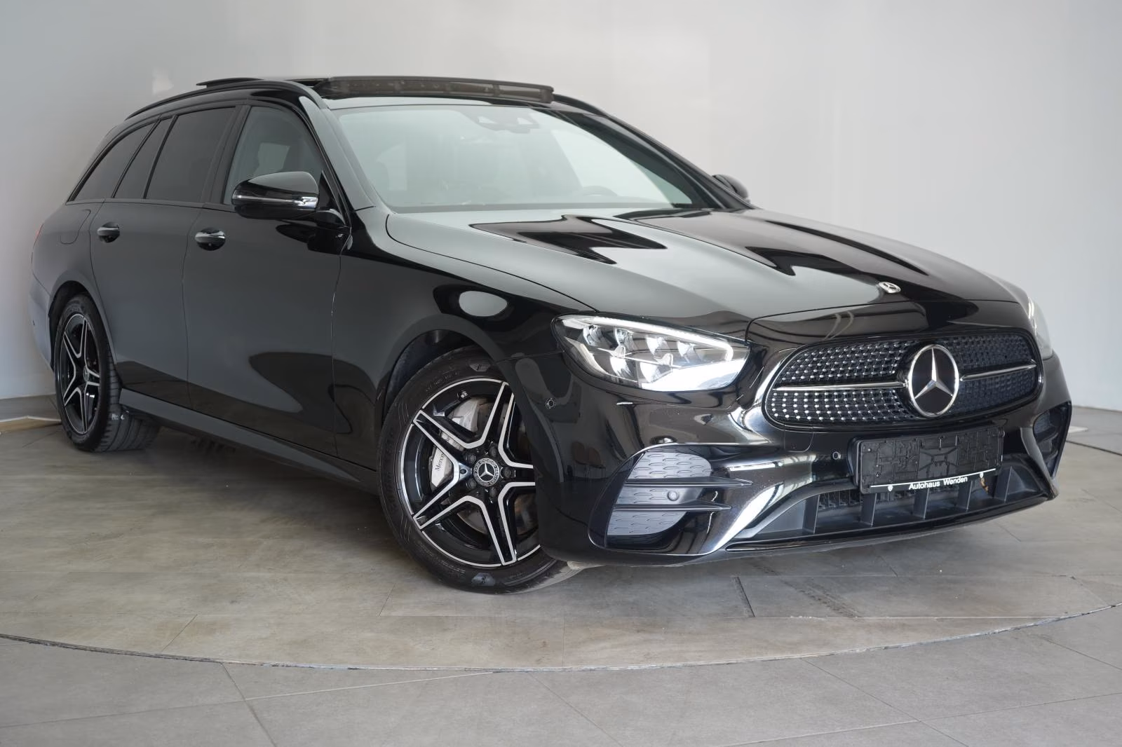 (B-150) Mercedes-Benz(Hybrid) E 300 e T AMG Distronic/Kamera/Pano/Carplay/Lane - Image 1