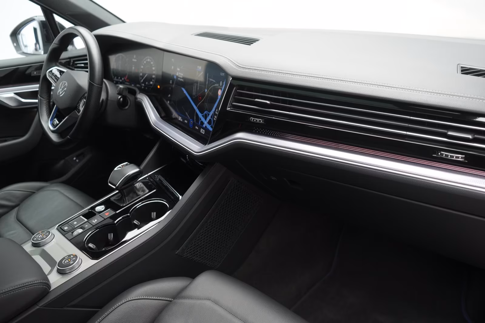 (B-334) Volkswagen(Hybrid) Touareg 3.0 V6 e-Hybrid 4Motion R line Leder/ACC - Image 10