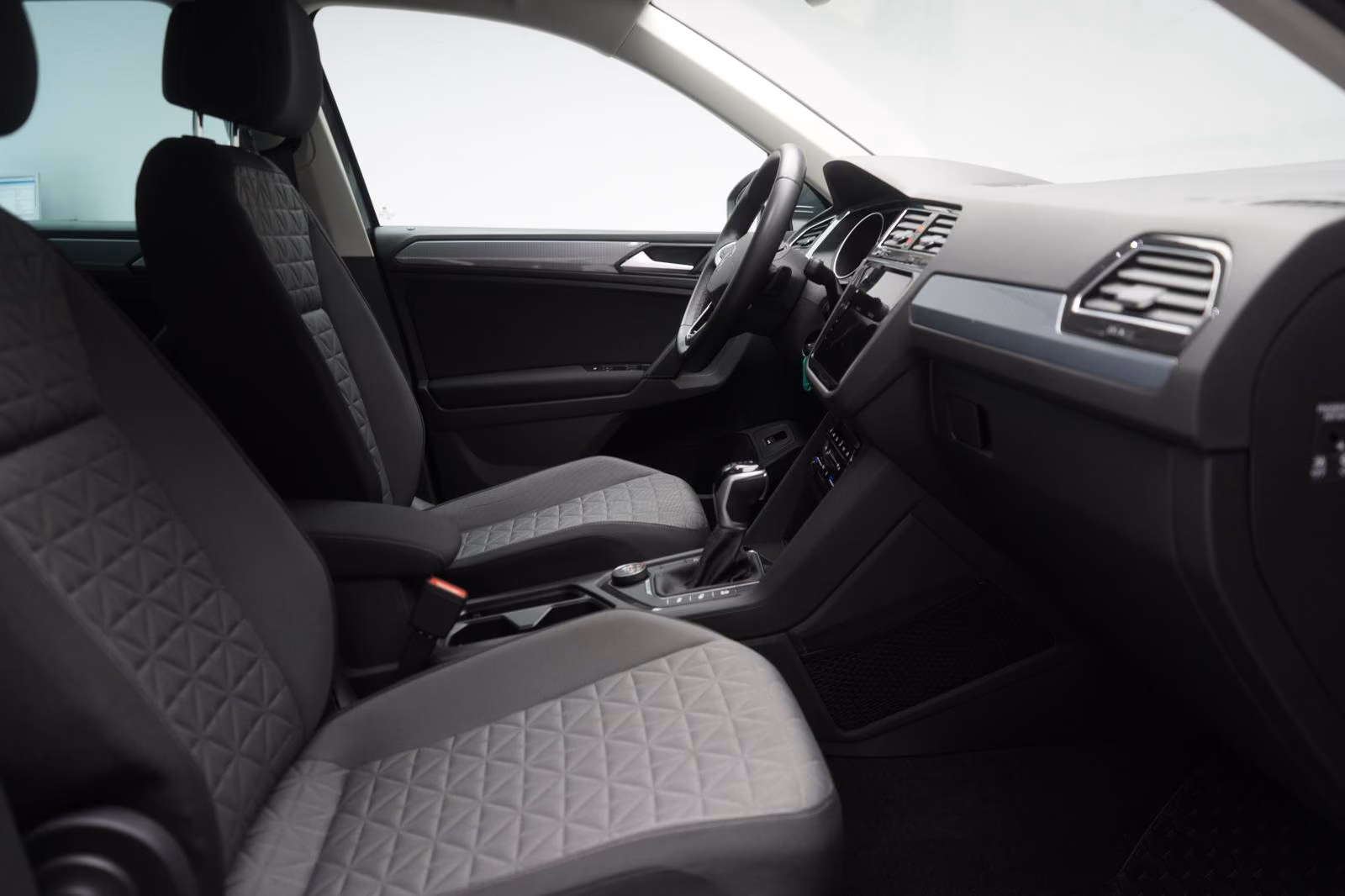 (B-521) Volkswagen Tiguan 2.0 TDI 4Motion Life CarPlay/ACC/Lane/AHK - Image 9