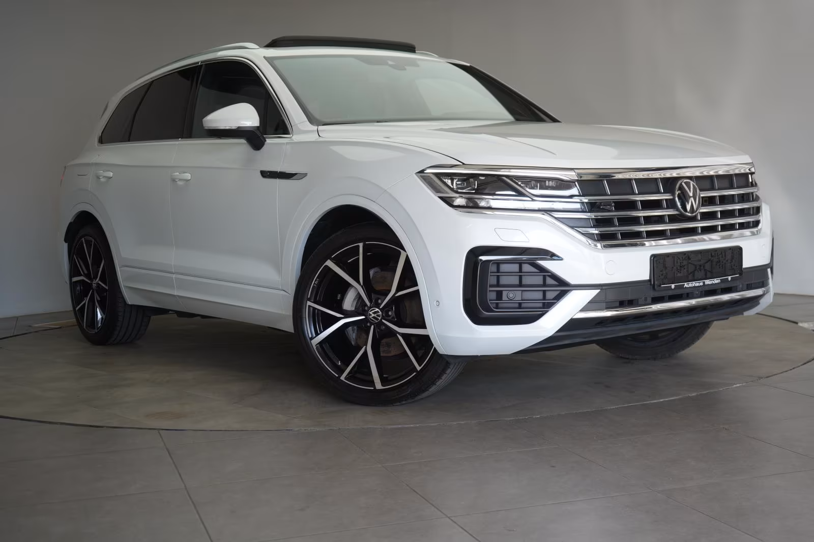 (B-338) Volkswagen Touareg 3.0 V6 TDI 4Motion R-Line Leder/ACC/Kame - Image 1