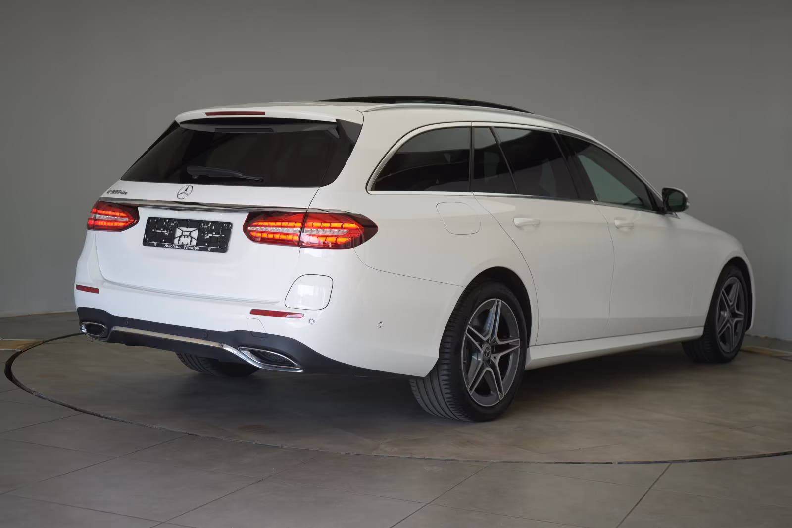 (B-240) Mercedes-Benz(Hybrid) E 300 de T 9G-TRONIC AMG Temp/Kamera/Pano/Burmes - Image 5