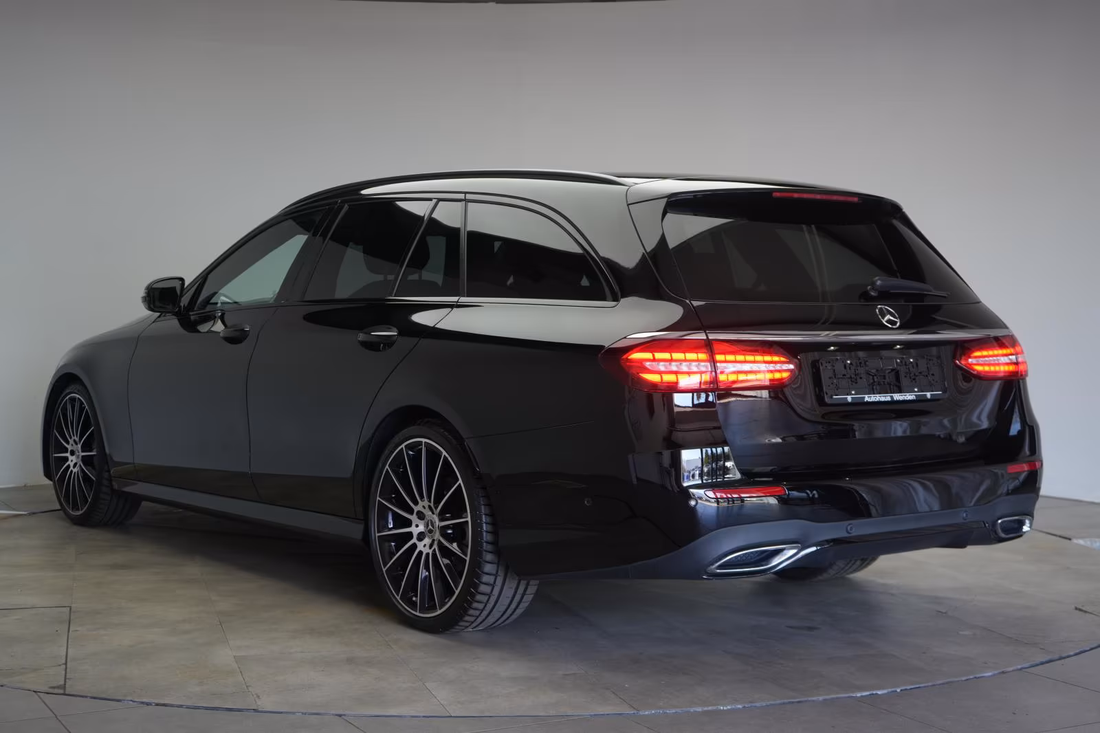 (B-607) Mercedes-Benz E 220 d T 9G-Tronic AMG CarPlay/Temp/Kamera/ - Image 4