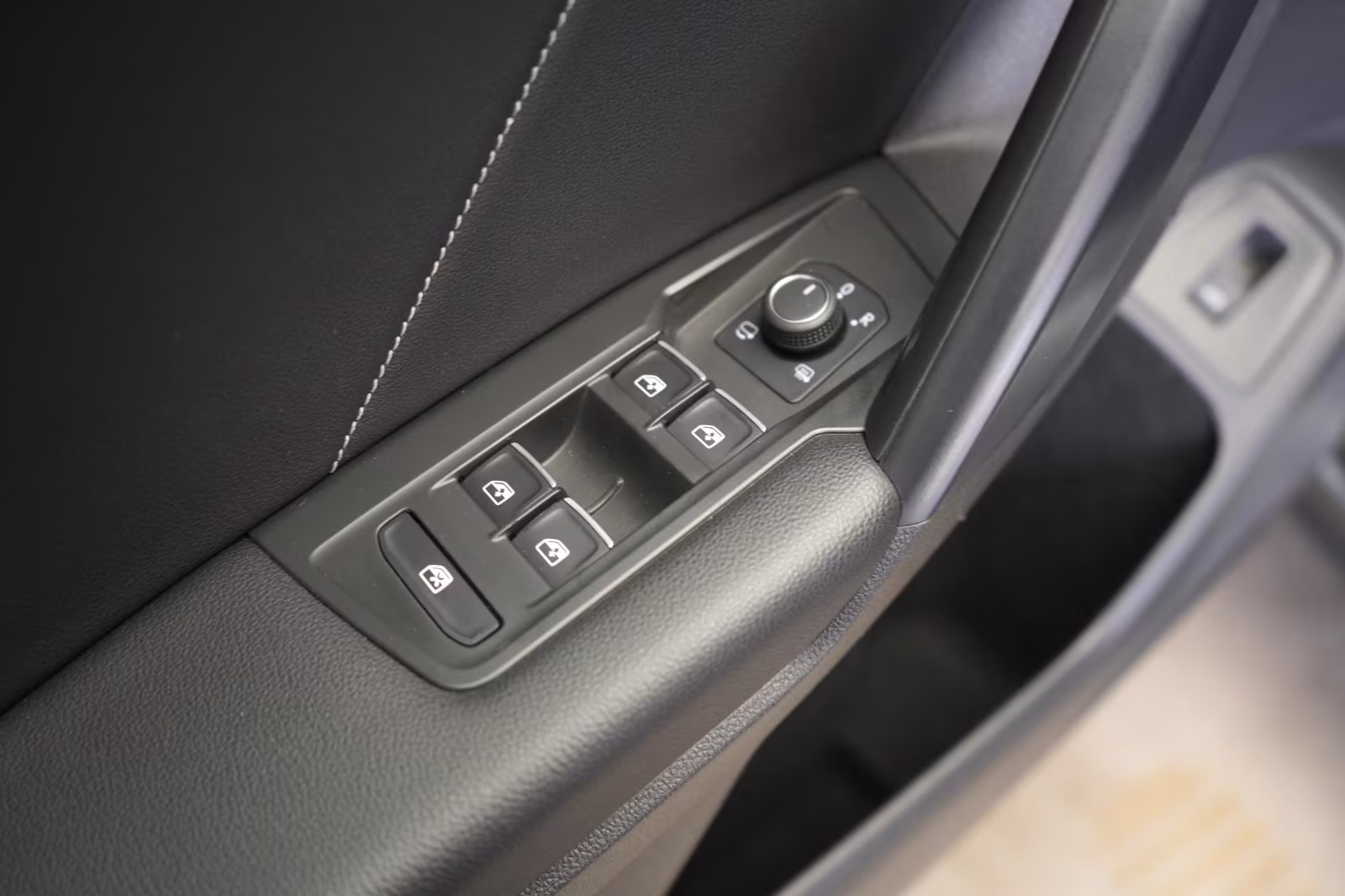 (B-770) Volkswagen Tiguan Allspace 2.0 TDI 4Motion DSG R line Navi/ - Image 6