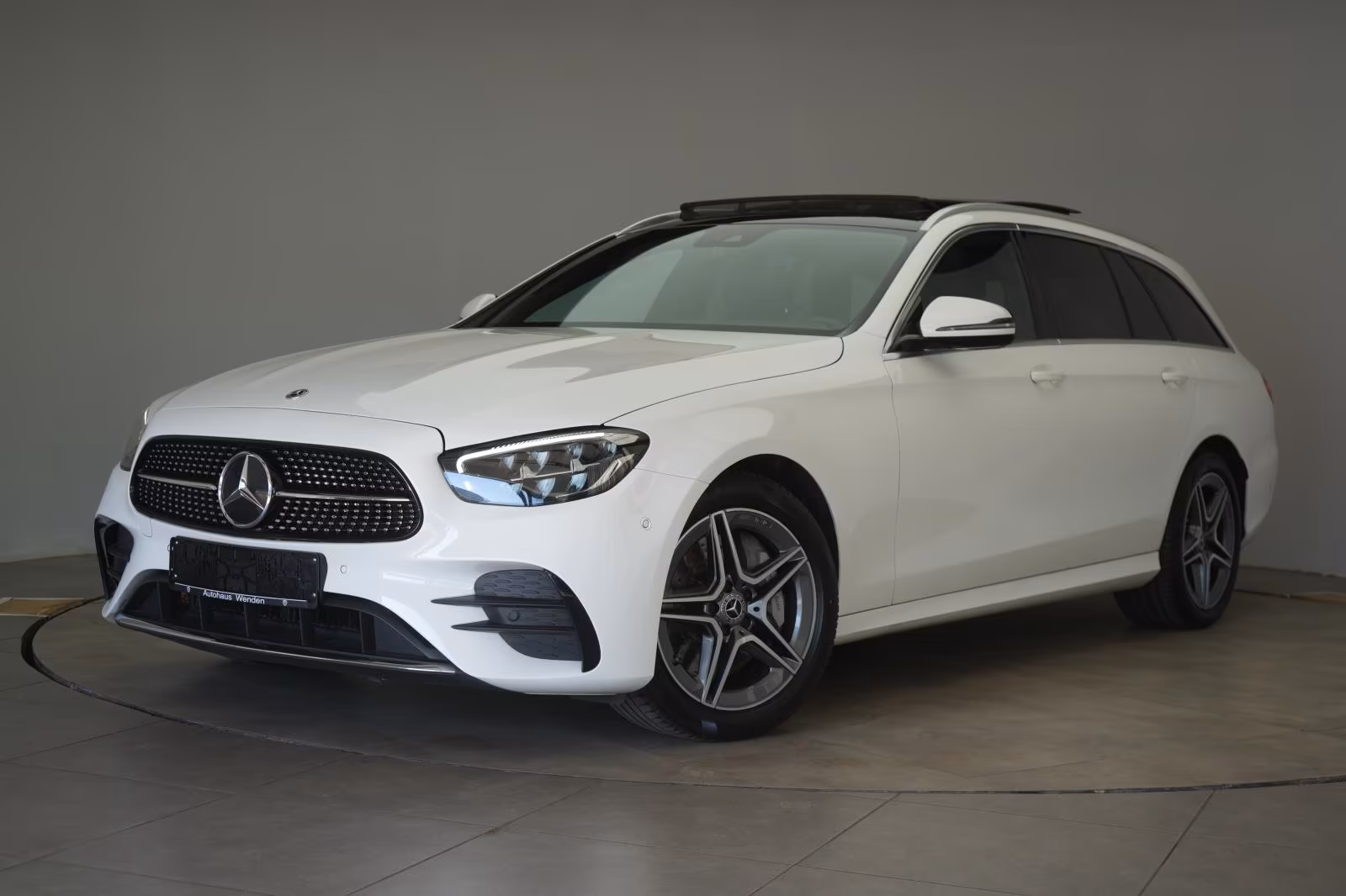 (B-240) Mercedes-Benz(Hybrid) E 300 de T 9G-TRONIC AMG Temp/Kamera/Pano/Burmes - Image 3