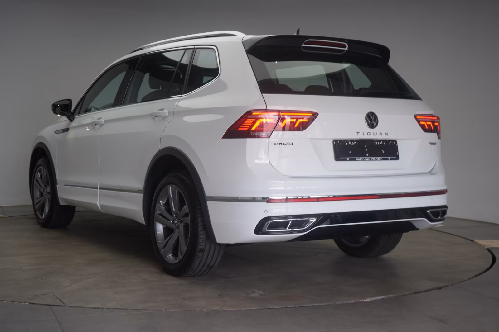 (B-372) Volkswagen Tiguan Allspace 2.0 TDI 4Motion DSG R-Line ACC/V - Image 4