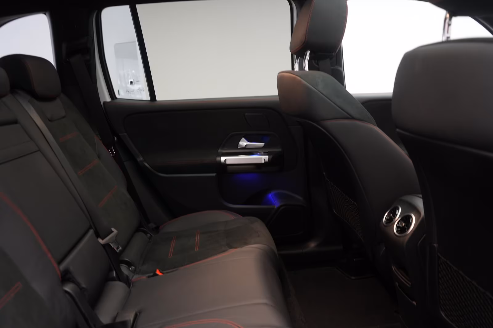 (B-708)  Mercedes-Benz GLB 220 d 4Matic 8G-DCT AMG Line Advanced - Image 11