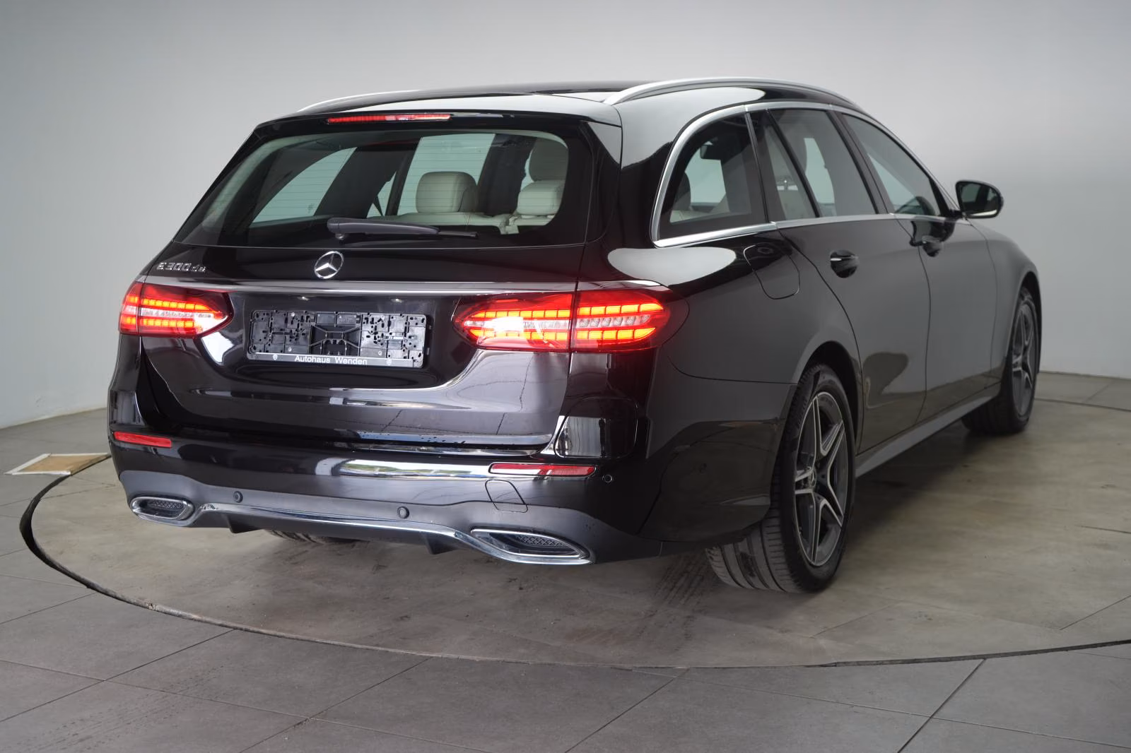 (B-724) Mercedes-Benz(Hybrid) E 300 de T 9G-Tronic AMG CarPlay/Temp/Kamera - Image 5
