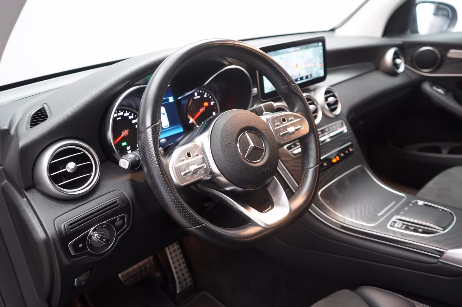 (B-084) Mercedes-Benz(Hybrid) GLC 300 de 4Matic 9G-Tronic AMG Line CarPlay/ - Image 8