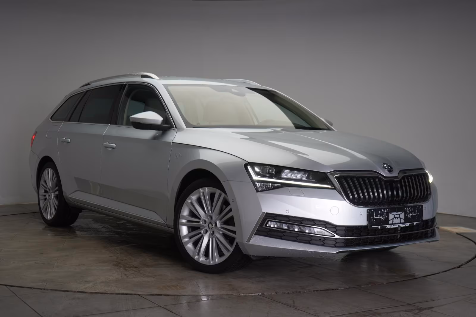 (B-671) Skoda Superb Combi 2.0 TSI - Image 1