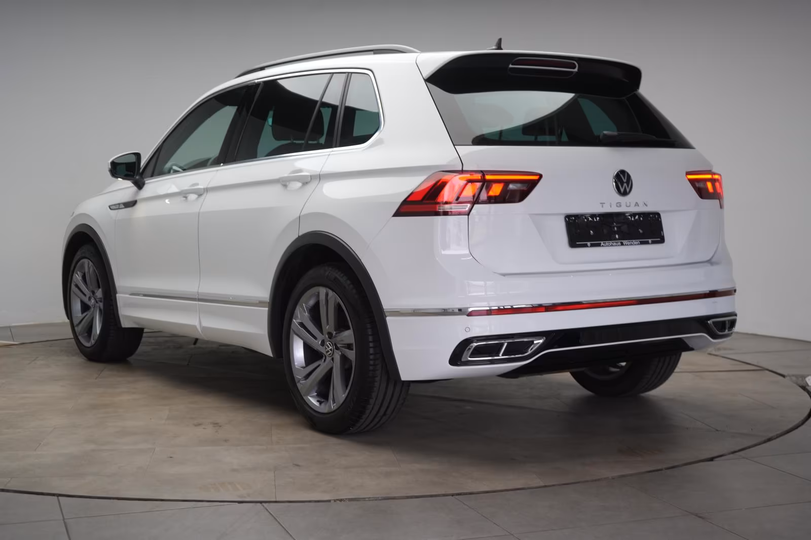 (B-655) Volkswagen Tiguan 2.0 TDI DSG R Line ACC/Virtual/Lane/AHK/ - Image 4