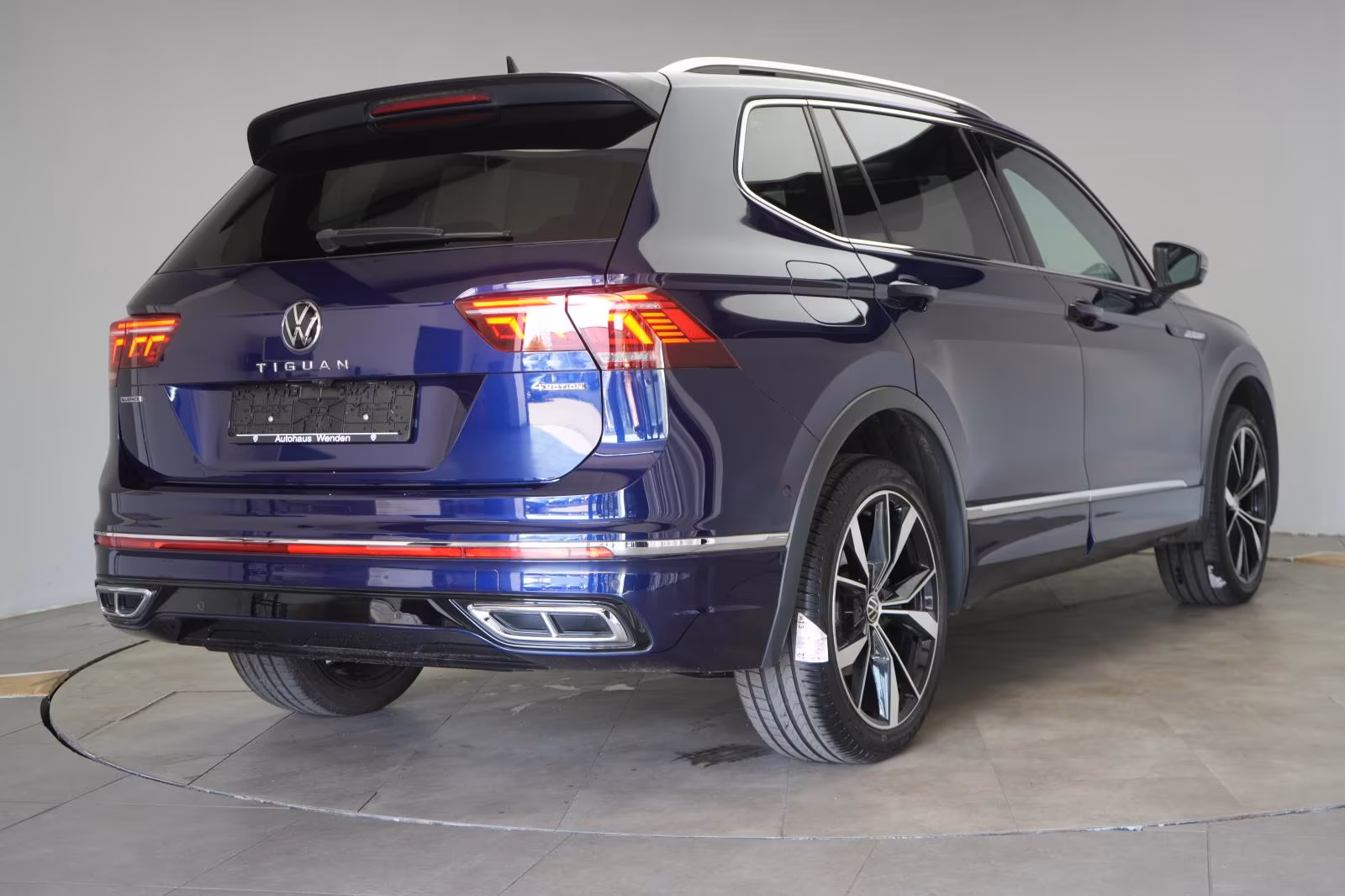 (B-566) Volkswagen Tiguan 2.0 TSI 4Motion DSG R-Line - Image 5