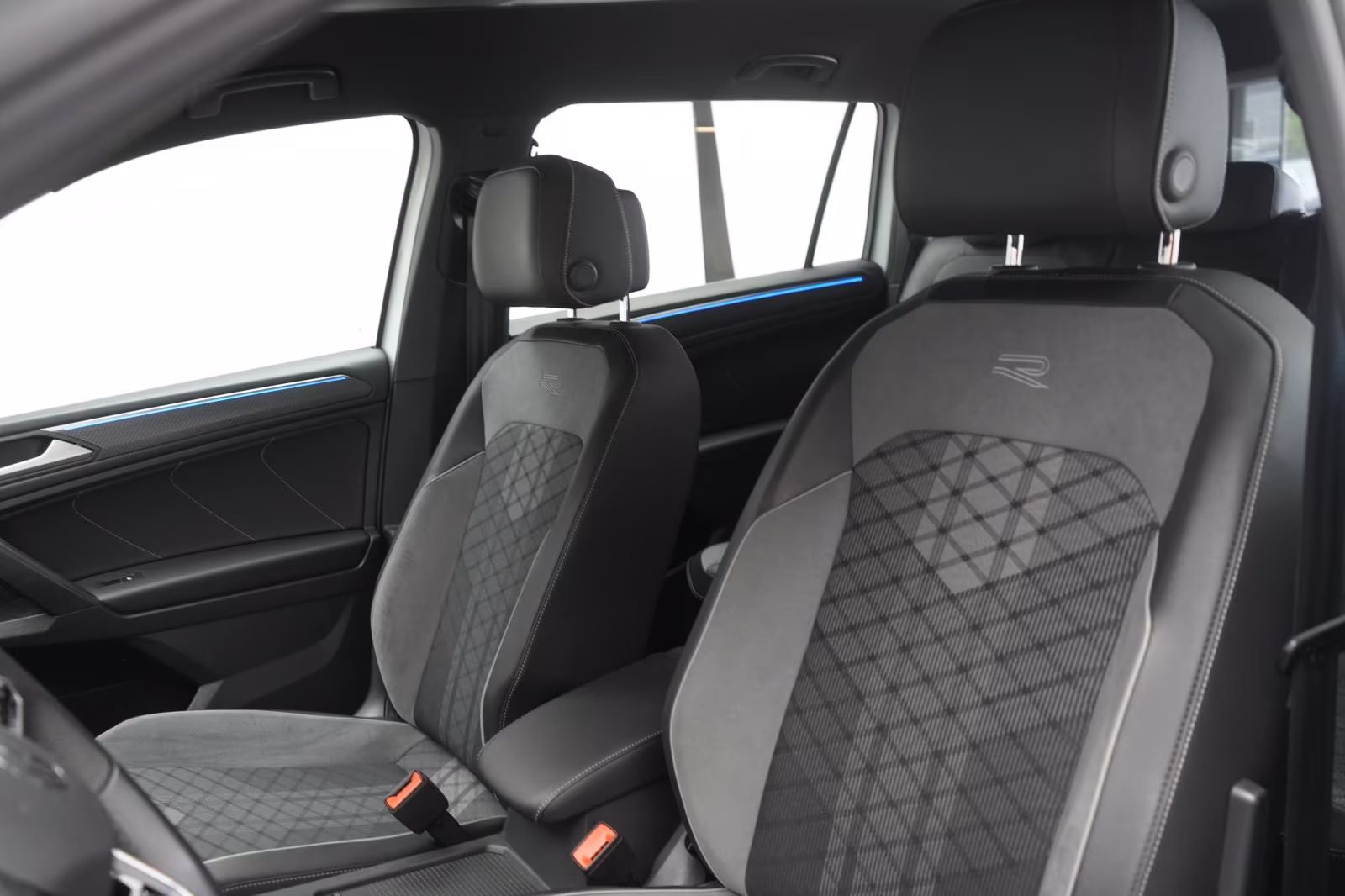 (B-427) Volkswagen Tiguan Allspace 2.0 TDI SCR 4Motion DSG R-Line - Image 7