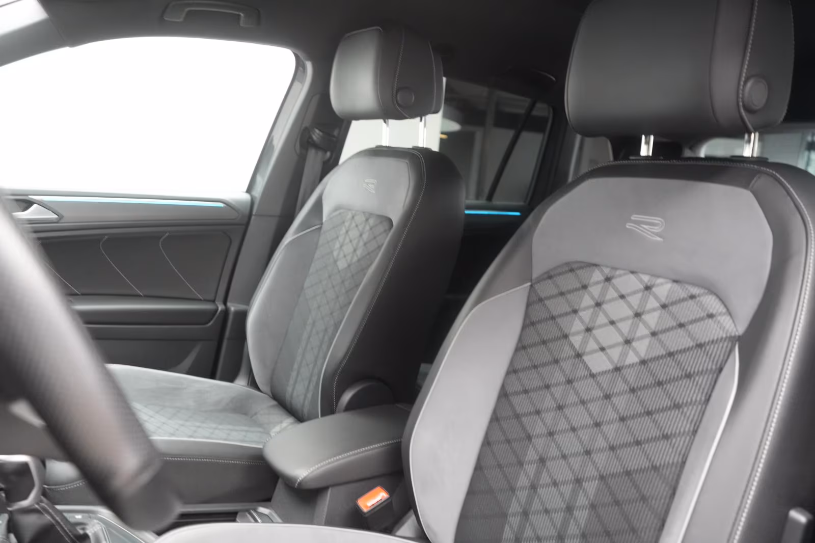 (B-131) Volkswagen Tiguan 1.4 eHybrid DSG R-Line Matrix/DCC/IQ.Driv - Image 7