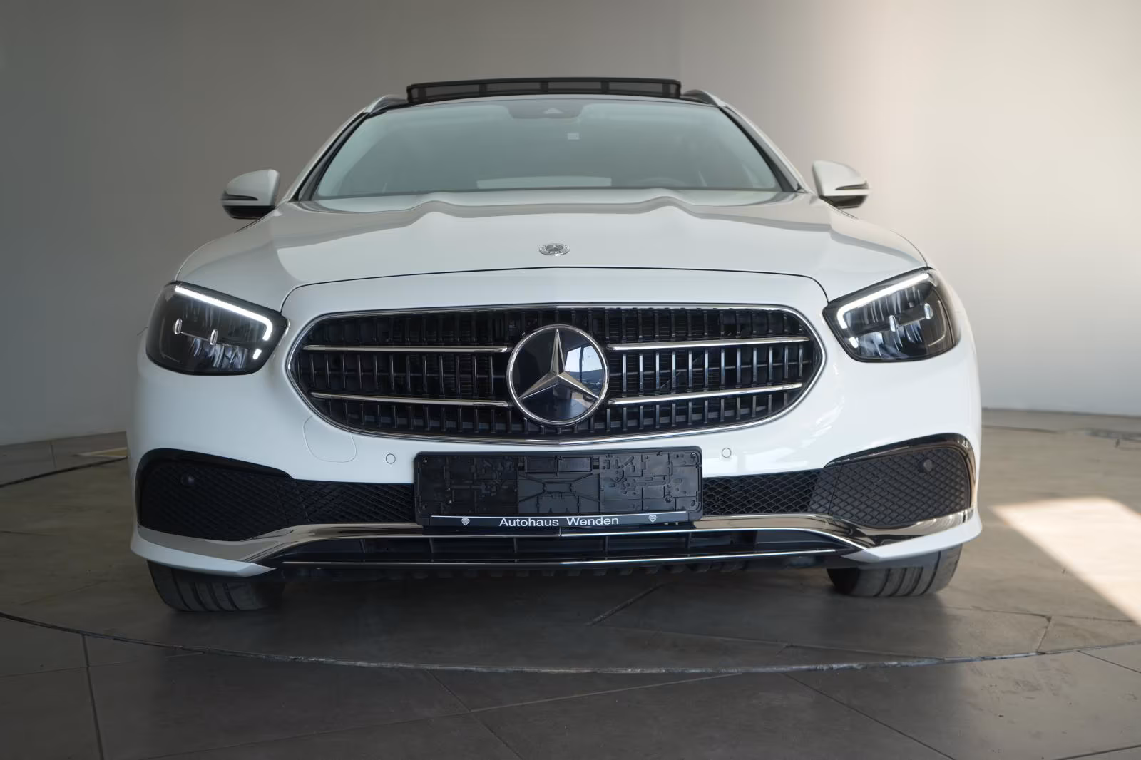 (B-201) Mercedes-Benz(Hybrid) E 300 de 4Matic T 9G-Tronic Temp/Kamera/Pano - Image 2