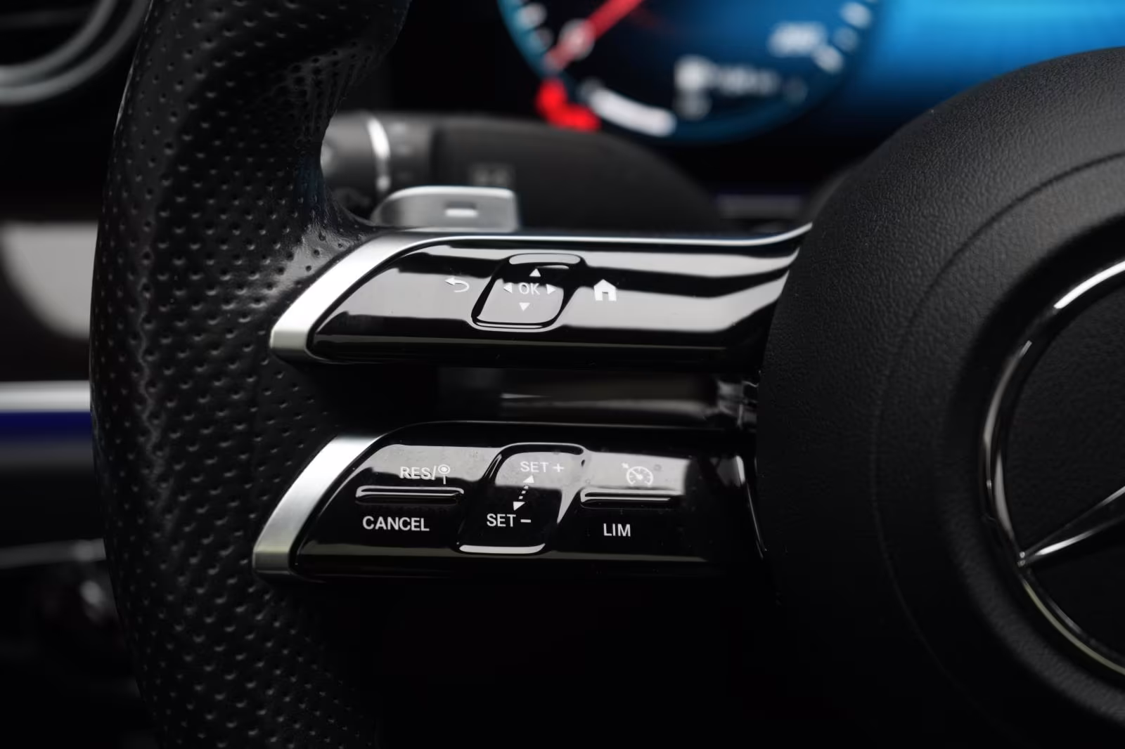 (B-093) Mercedes-Benz(Hybrid) E 300 e 9G-Tronic AMG Line - Image 14