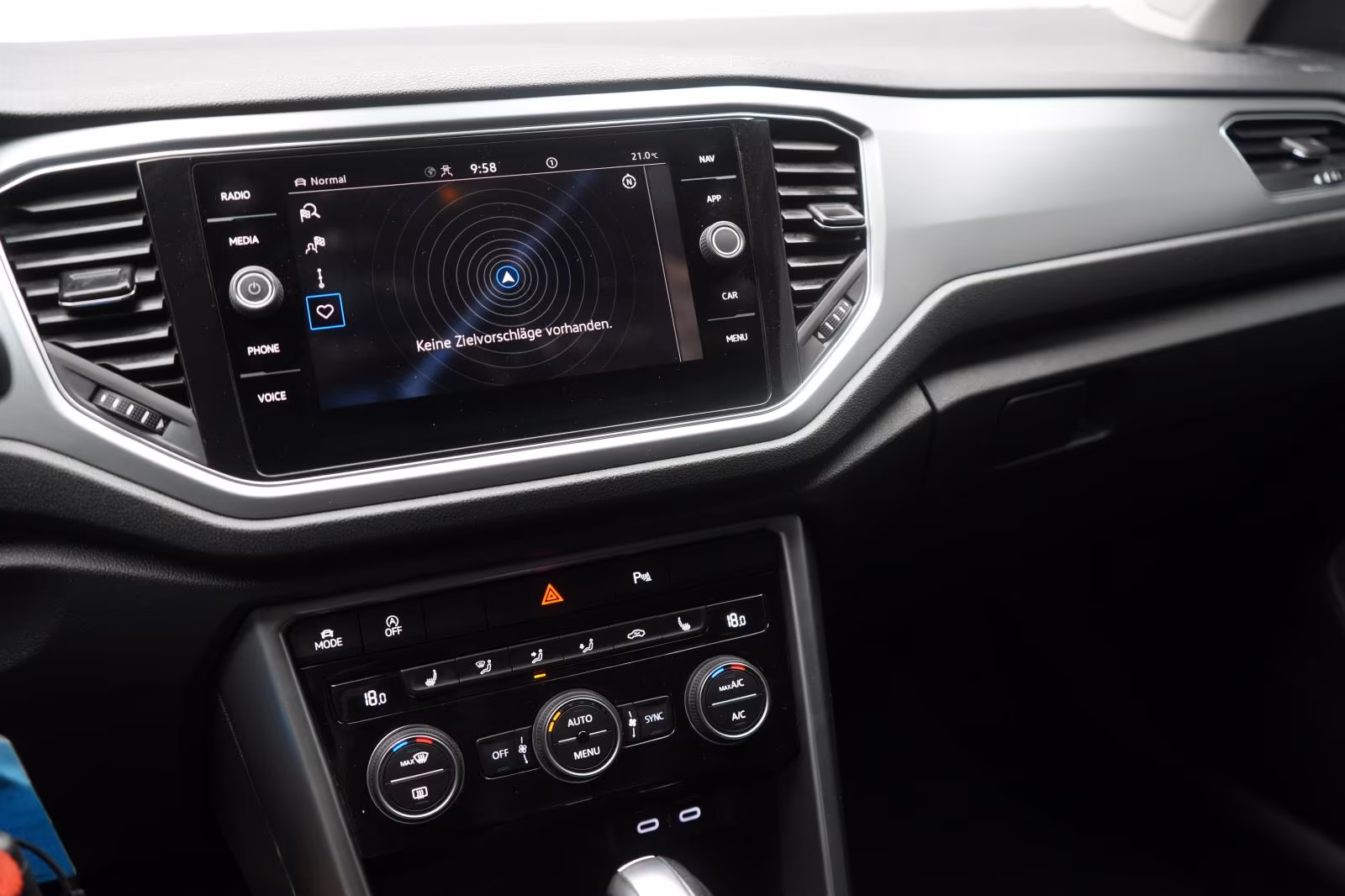 (B-264) Volkswagen T-Roc 1.5 TSI DSG Active CarPlay/ACC/Lane/AHK - Image 13