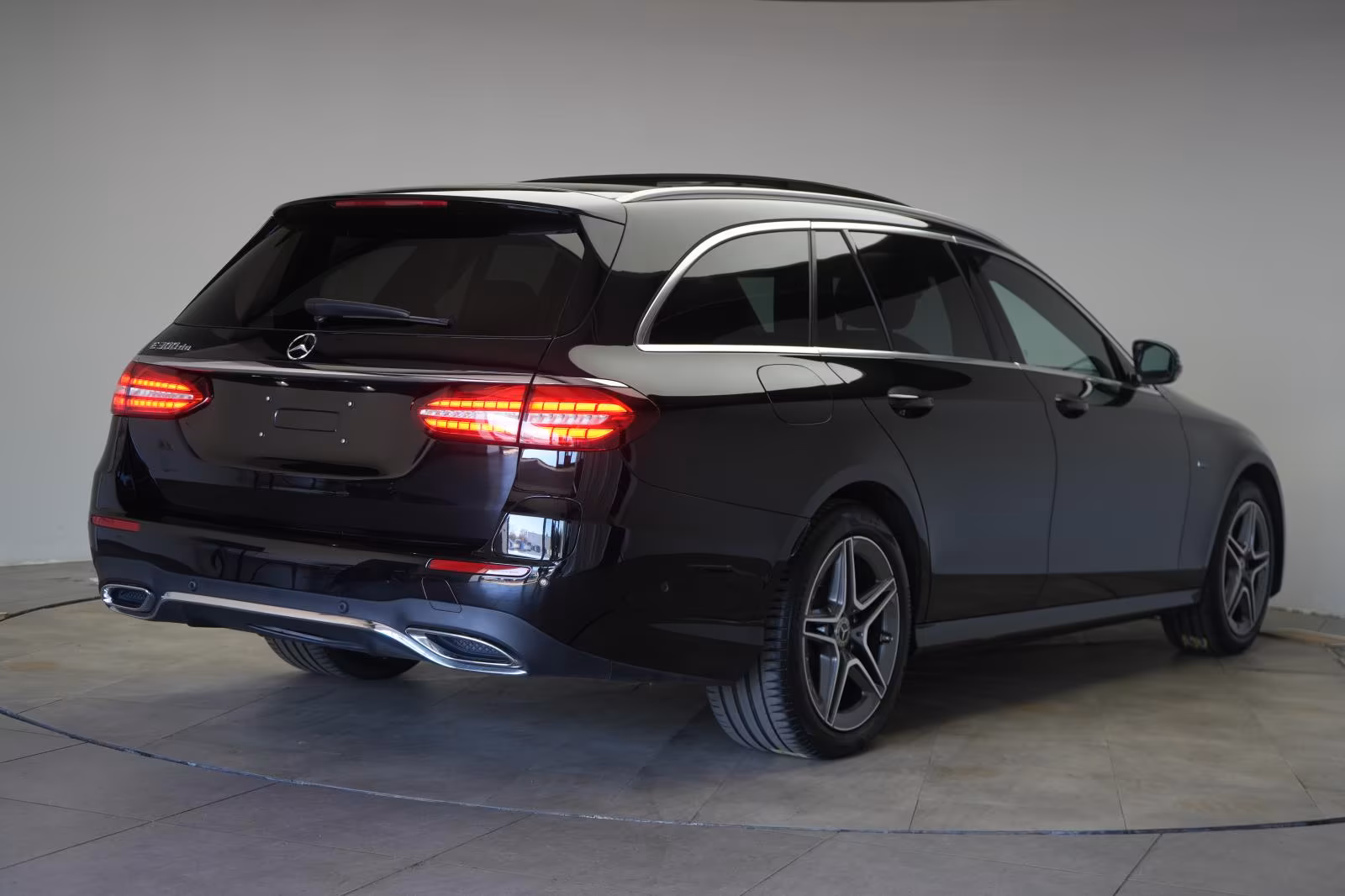 (B-468) Mercedes-Benz(Hybrid) E 300 de T 9G-Tronic AMG Distronic/Kamera/Pan - Image 4