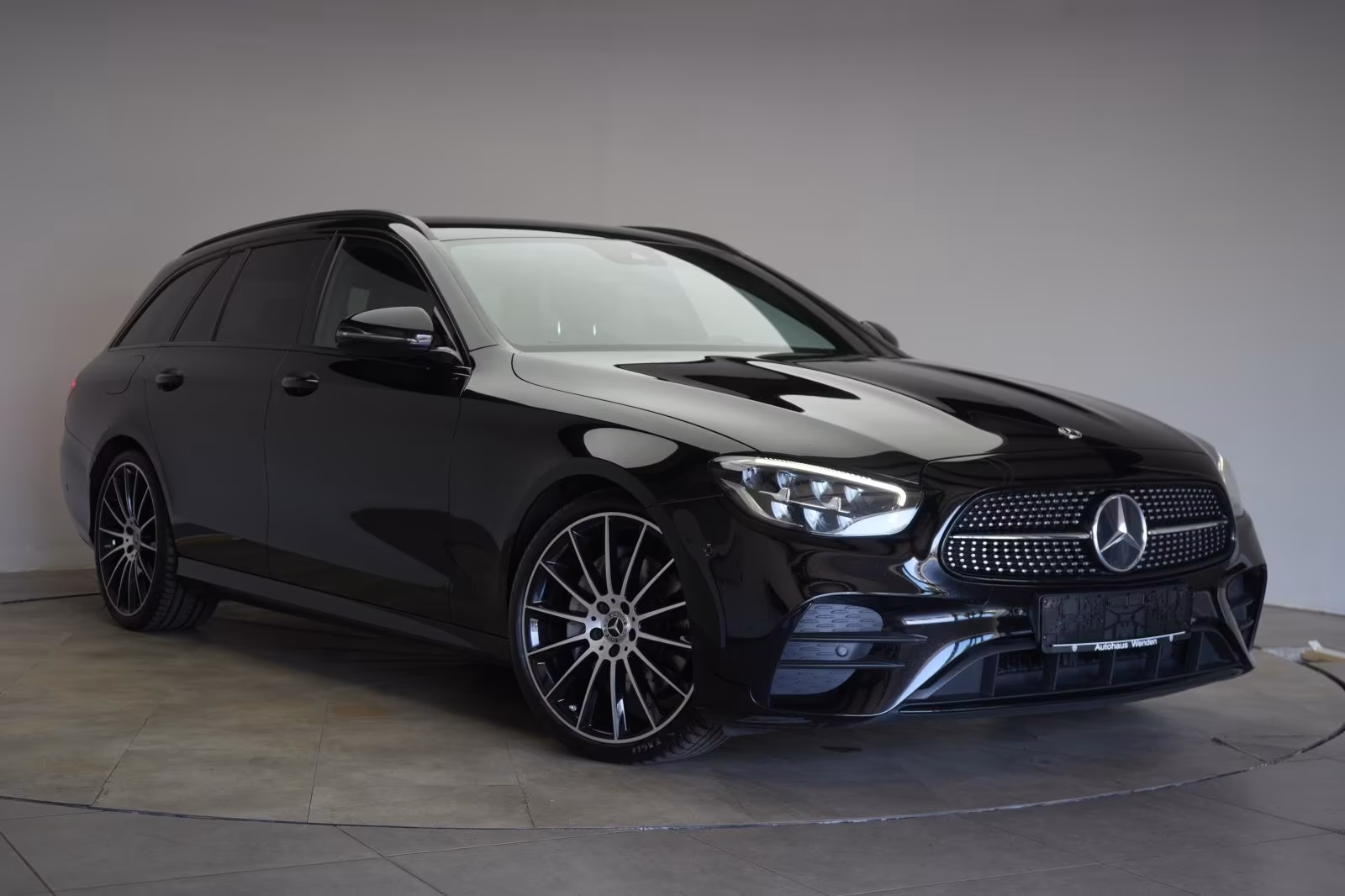 (B-607) Mercedes-Benz E 220 d T 9G-Tronic AMG CarPlay/Temp/Kamera/ - Image 1
