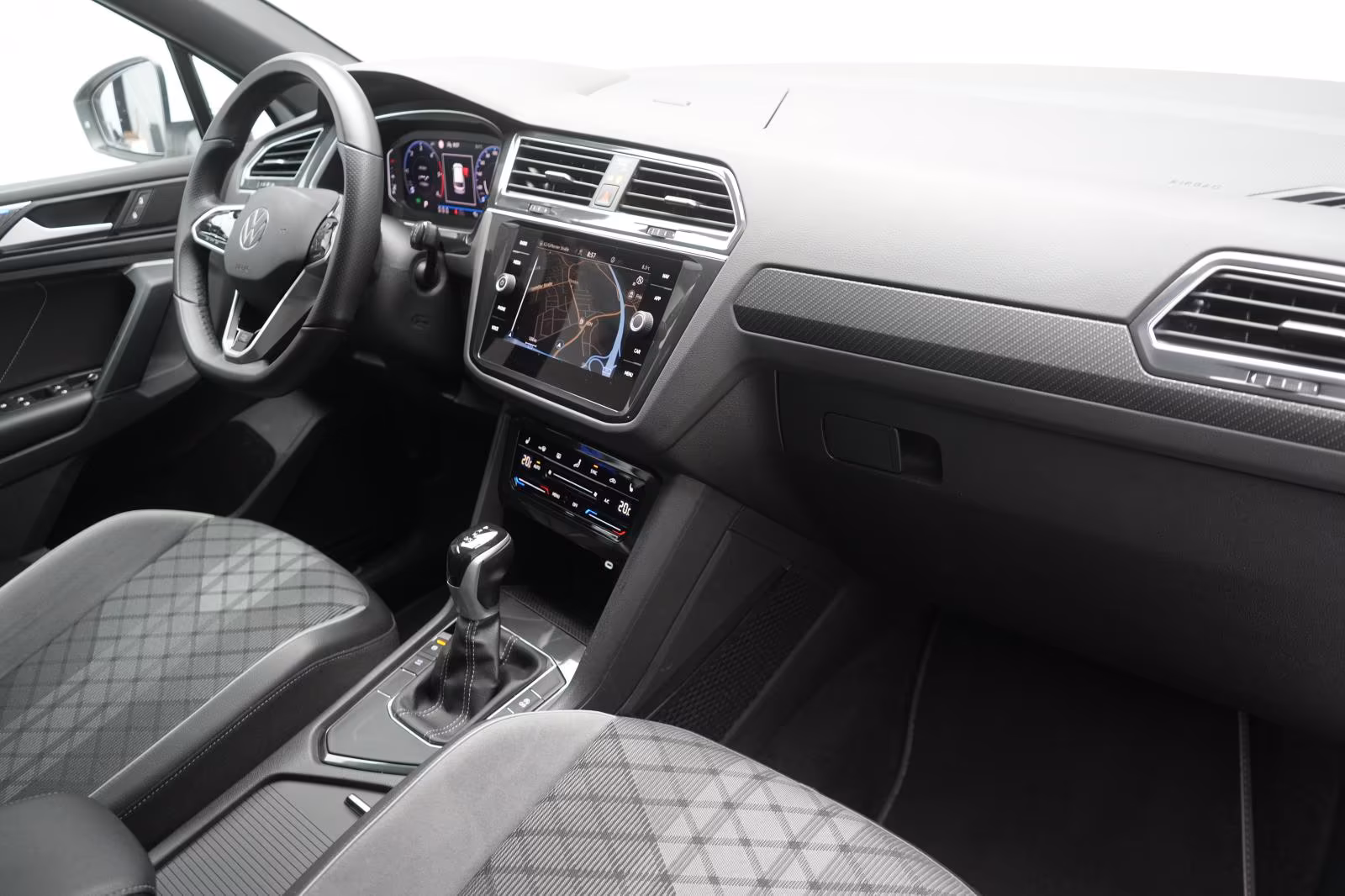(B-655) Volkswagen Tiguan 2.0 TDI DSG R Line ACC/Virtual/Lane/AHK/ - Image 10