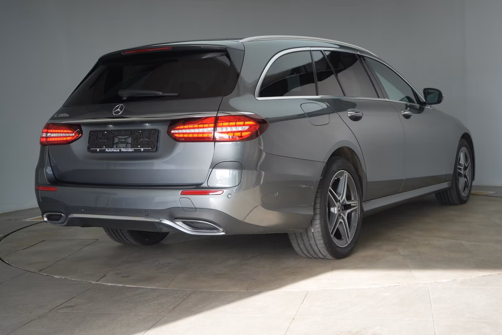 (B-115) Mercedes-Benz(Hybrid) E 300 e T 9G-Tronic AMG Softclose/Leder/HUD/Bu - Image 5