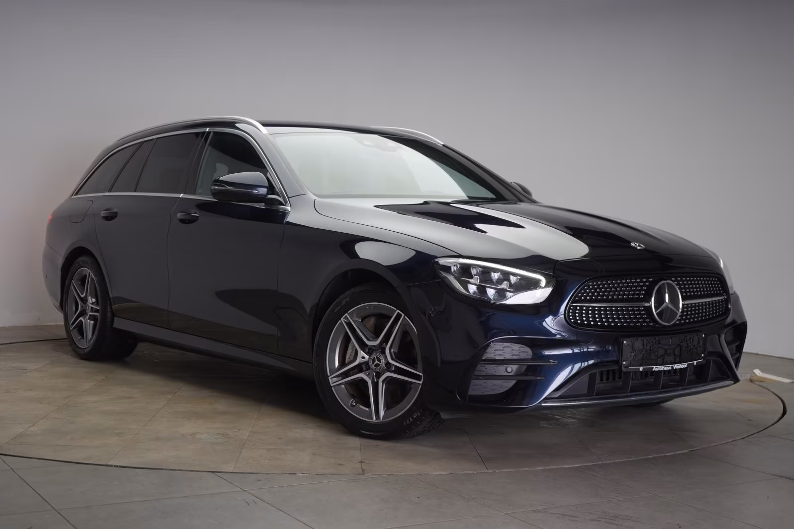 (B-259) Mercedes-Benz(Hybrid) E 300 e T 9G-Tronic AMG Distronic/Kamera/AHK/L - Image 1