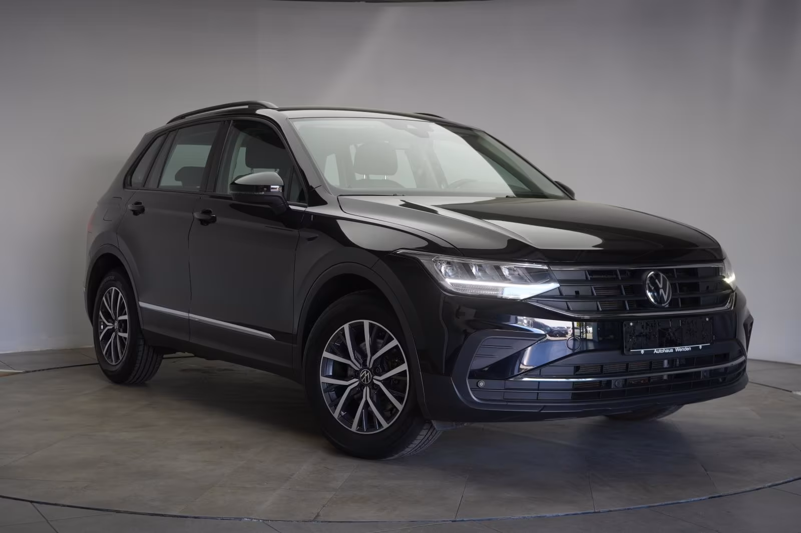(B-654) Volkswagen Tiguan 1.5 TSI Life ACC/Lane/Appconnect/ - Image 1