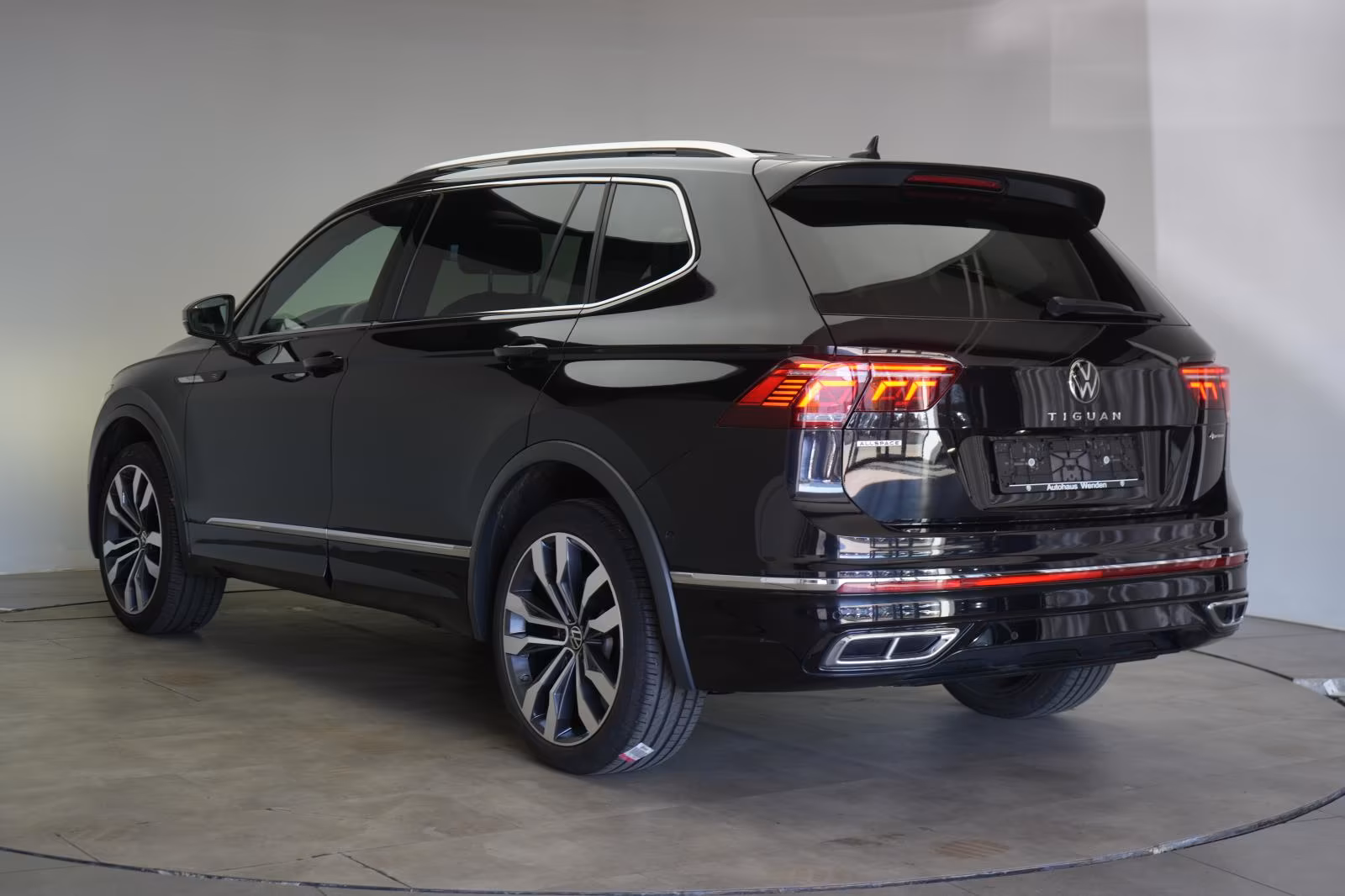 (B-108) Volkswagen Tiguan Allspace 2.0 TSI 4Motion DSG R-Line ACC/K - Image 4