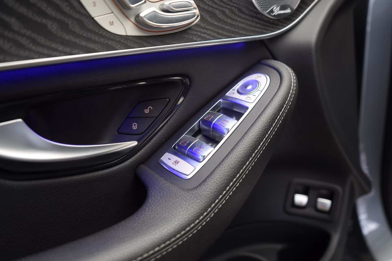 (B-473) Mercedes-Benz(Hybrid) GLC 300 e 4Matic 9G-Tronic Distronic/Kamera/ - Image 17