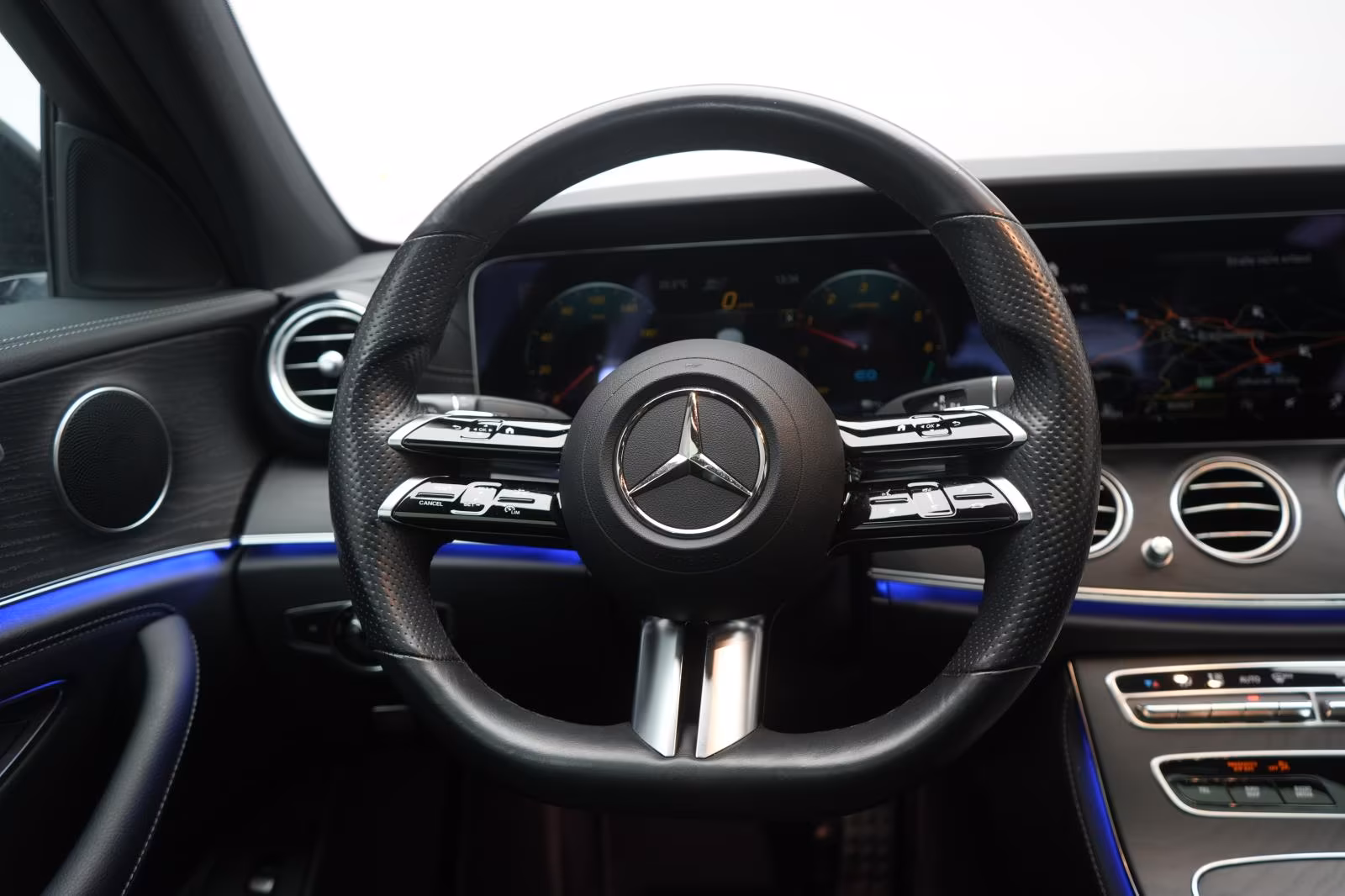 (B-575) Mercedes-Benz(Hybrid) E 300 de 4Matic 9G-Tronic AMG Distronic/Kamera/P - Image 16