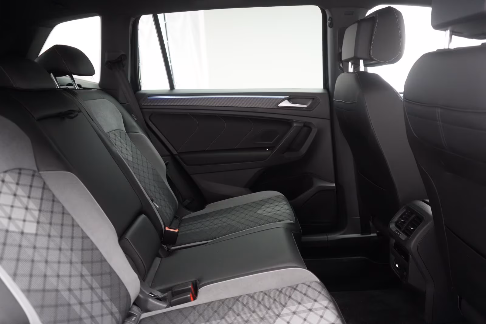 (B-374) Volkswagen Tiguan Allspace 2.0 TDI 4Motion DSG R line Navi/ - Image 12