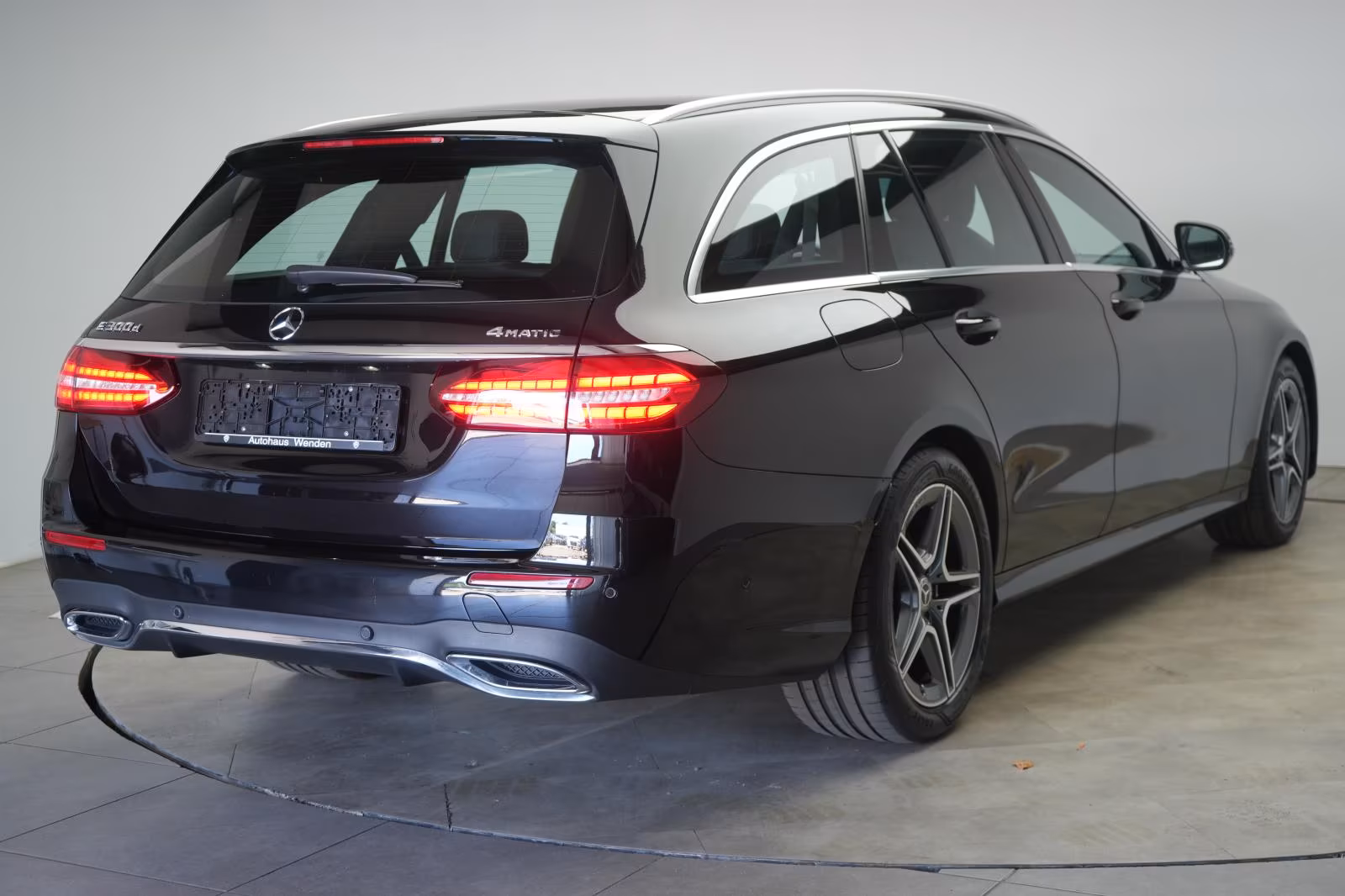 (B-599) Mercedes-Benz(7 ghế) E 300 d 4Matic T 9G-Tronic AMG Distroni - Image 5