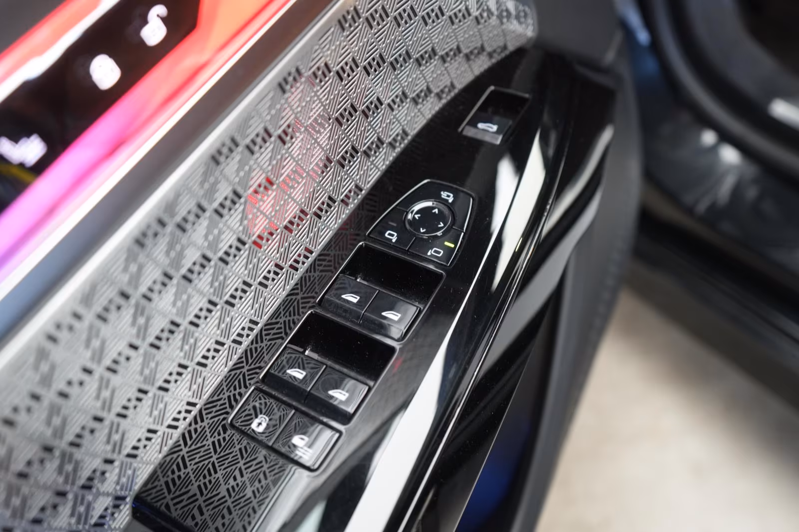 (B-275) BMW i7 M70 xDrive TheatreScreen/SkyLounge/HUD/B&W/Li - Image 14