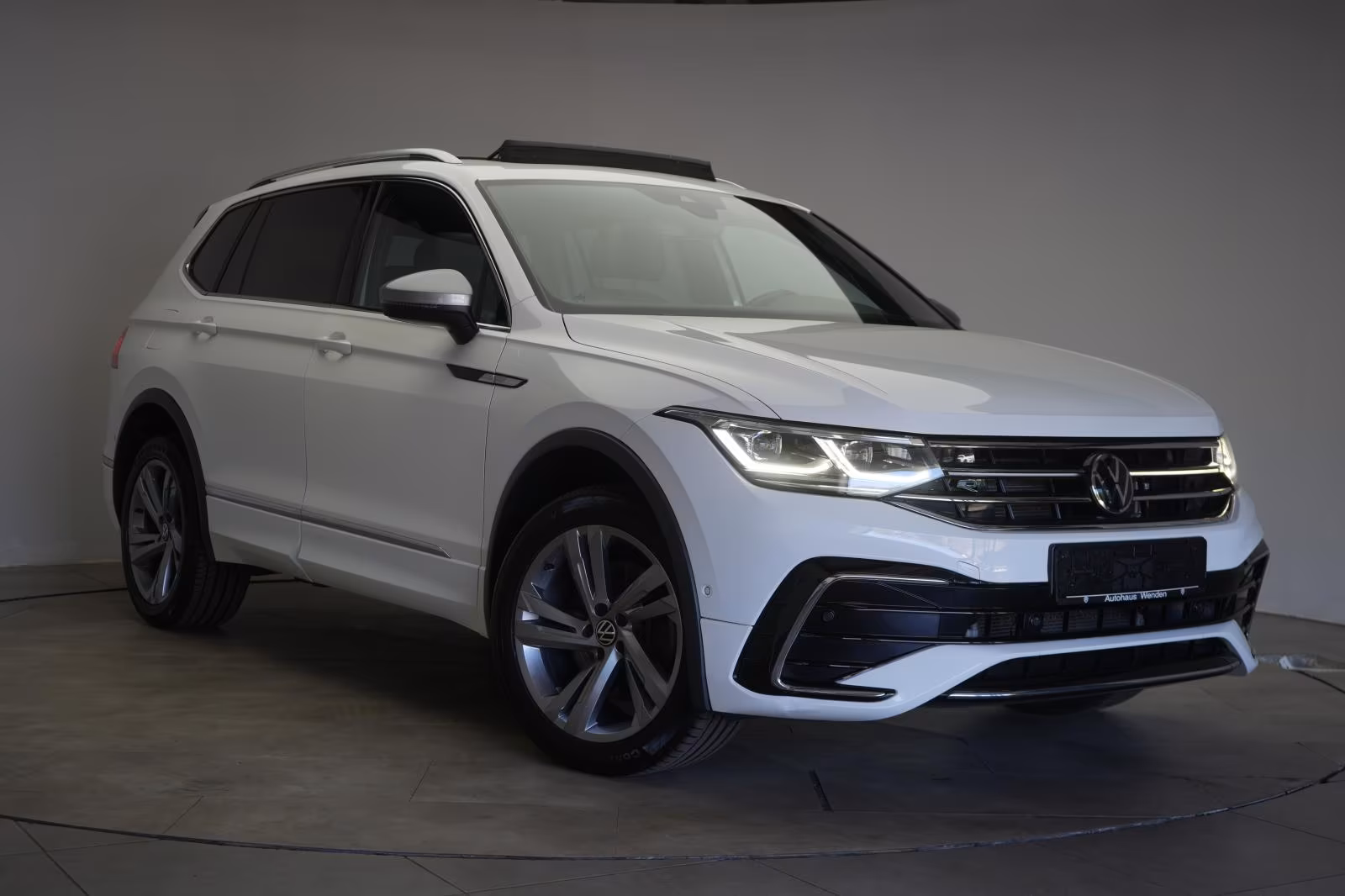 (B-609) Volkswagen Tiguan Allspace 2.0 TDI 4Motion DSG R-Line ACC/K - Image 1