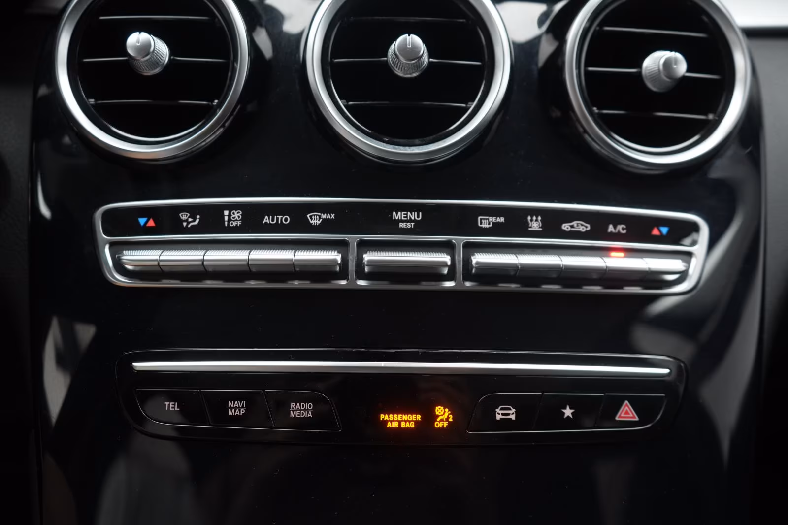 (B-088) Mercedes-Benz GLC 300 e 4Matic 9G-Tronic Distronic/Carplay/Lan - Image 13