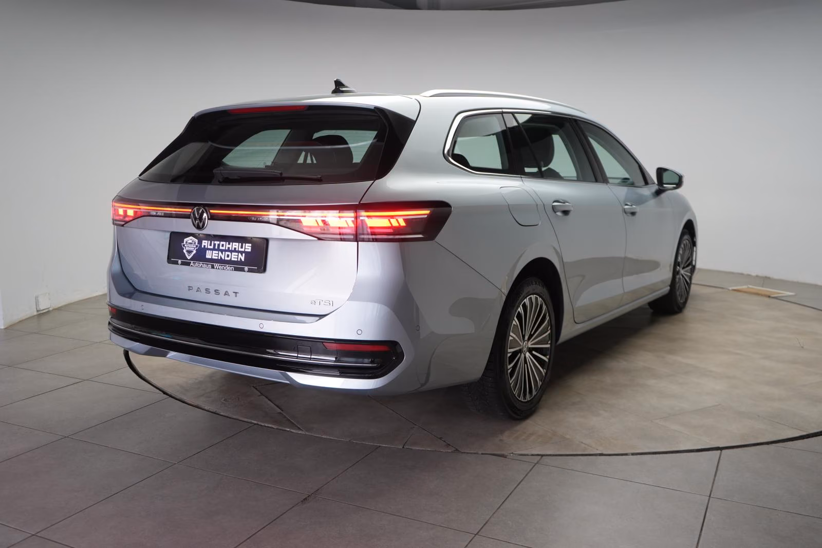 (B-270) Volkswagen Passat Variant 1.5 ETSI Elegance DSG - Image 5