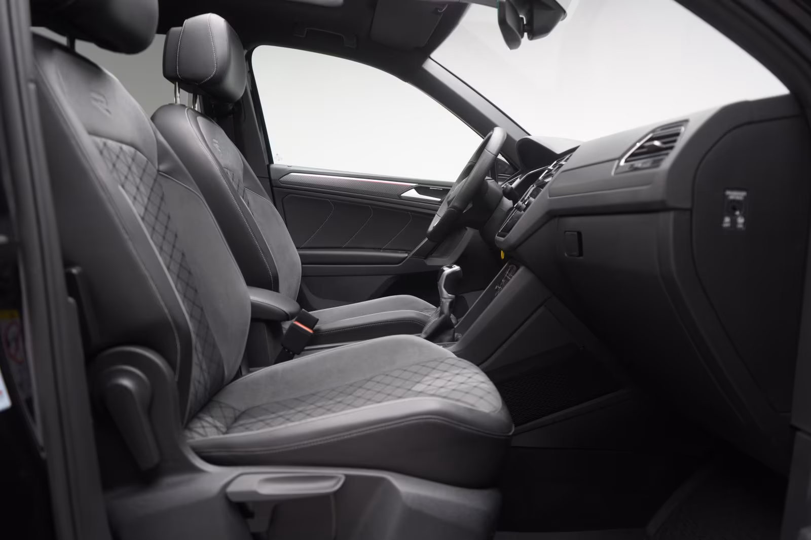 (B-164) Volkswagen Tiguan 2.0 TDI R-Line CarPlay/ACC/Virtual/Pano/A - Image 9