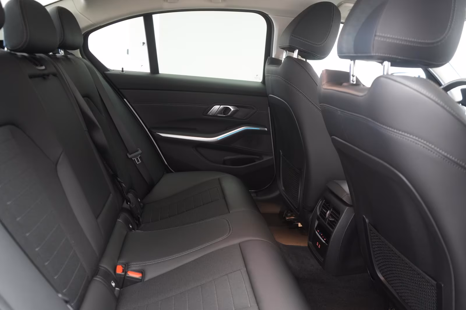 (B-017) BMW(Hybrid) 330 e Sport Line CarPlay/Temp/Kamera/Virtual/Sid - Image 9