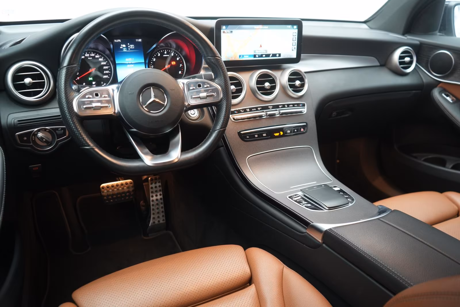 (B-208) Mercedes-Benz(Hybrid) GLC 300 e 4Matic 9G-Tronic AMG Leder/Temp/Kam - Image 8