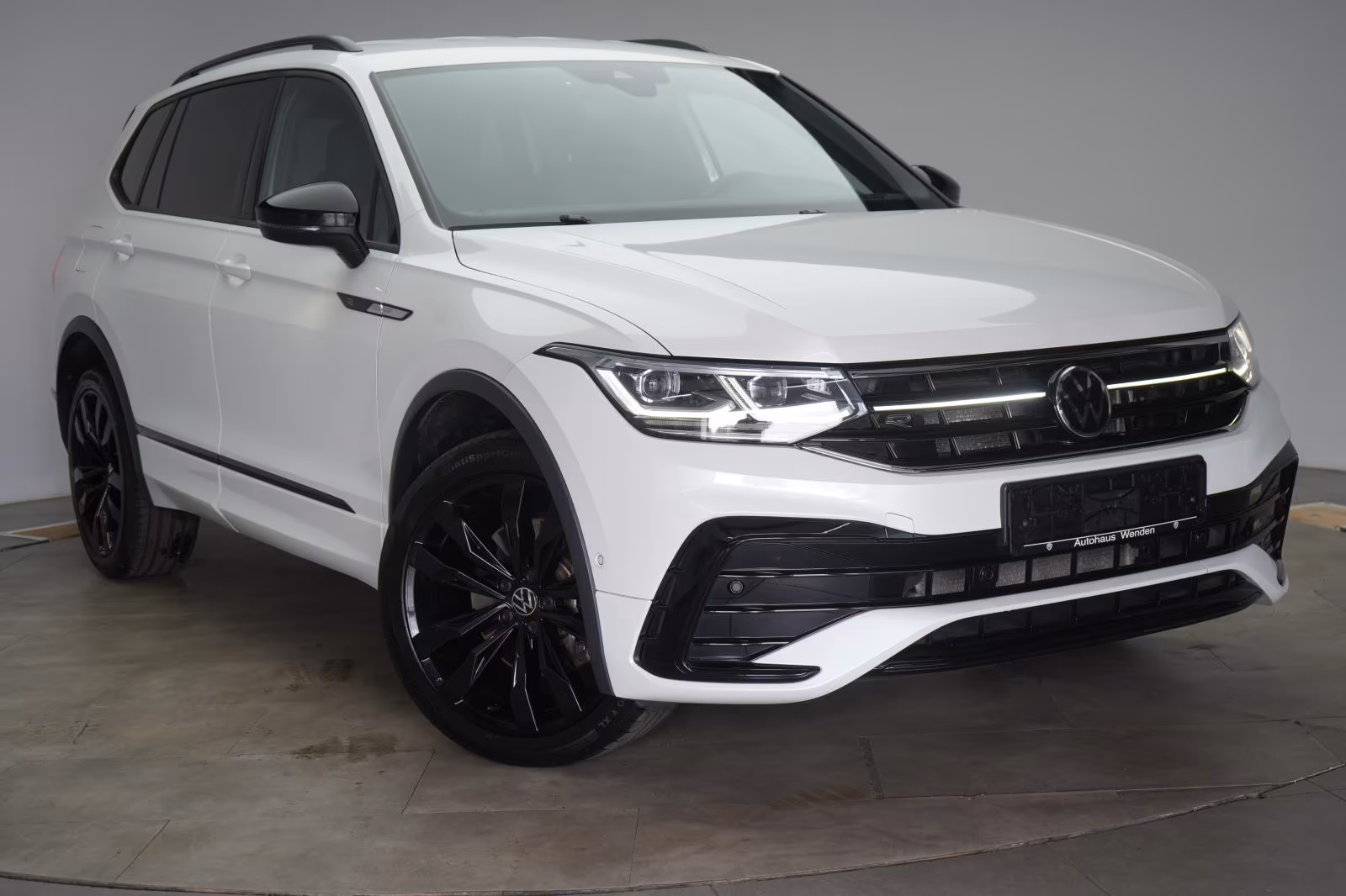 (B-283) Volkswagen Tiguan Allspace 2.0 TSI 4Motion DSG R-Line ACC/K - Image 1