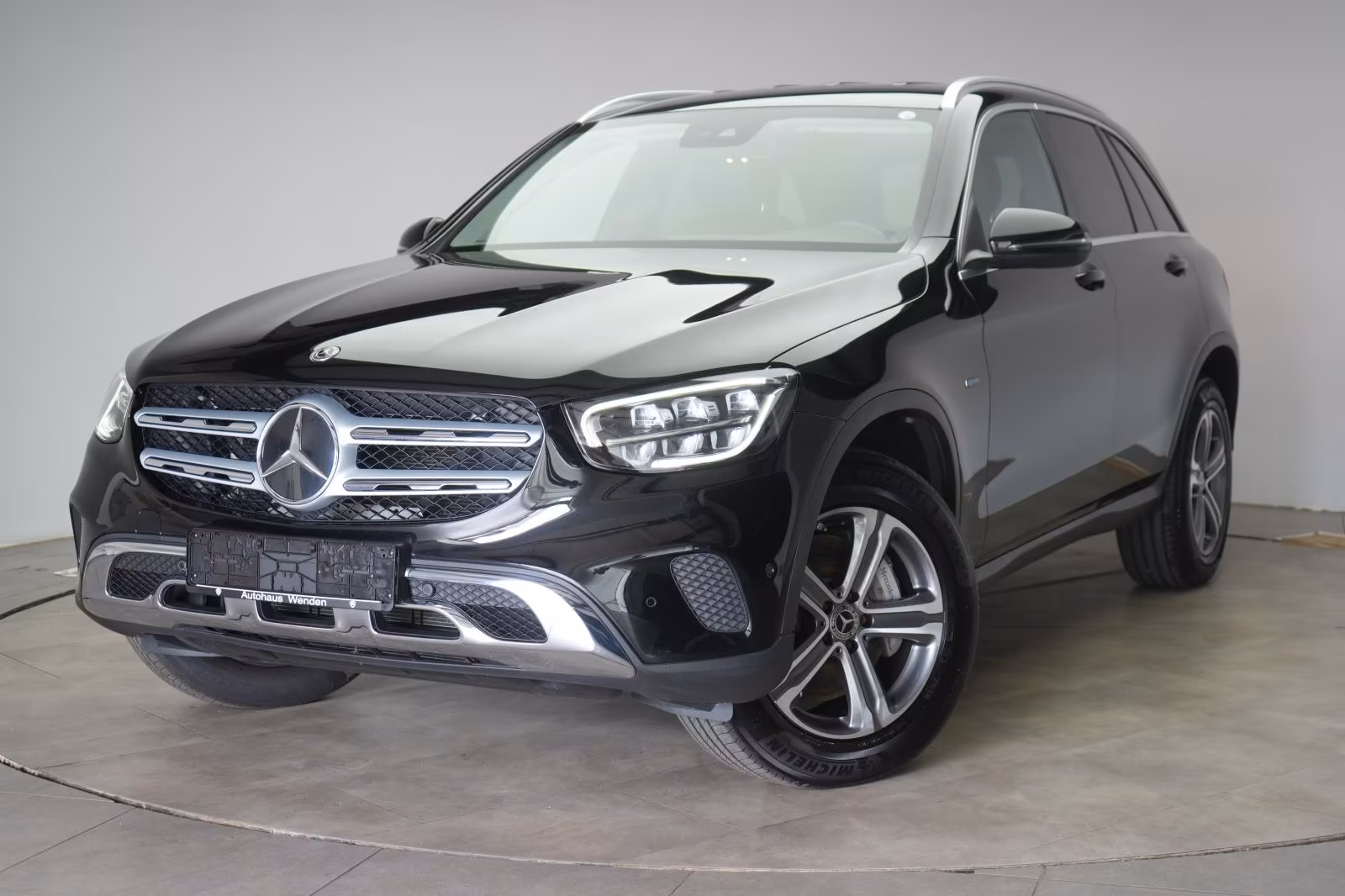 (B-084) Mercedes-Benz(Hybrid) GLC 300 de 4Matic 9G-Tronic AMG Line CarPlay/ - Image 3