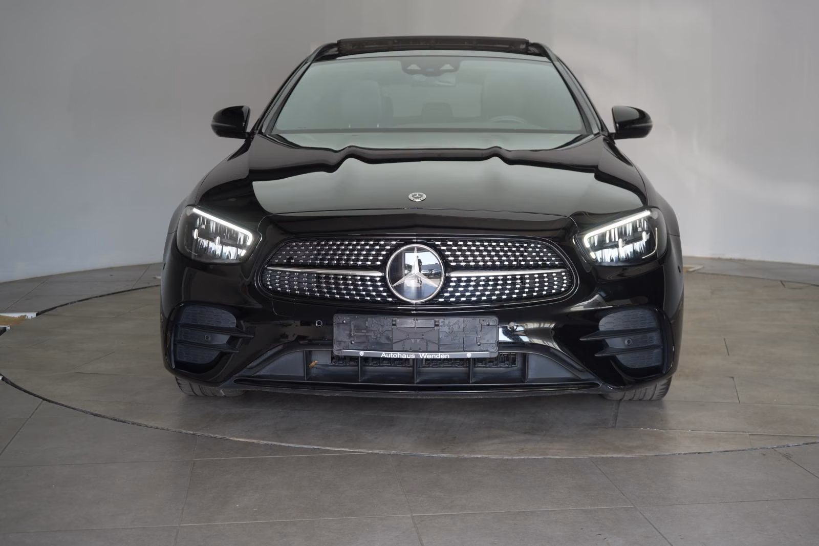 (B-150) Mercedes-Benz(Hybrid) E 300 e T AMG Distronic/Kamera/Pano/Carplay/Lane - Image 2