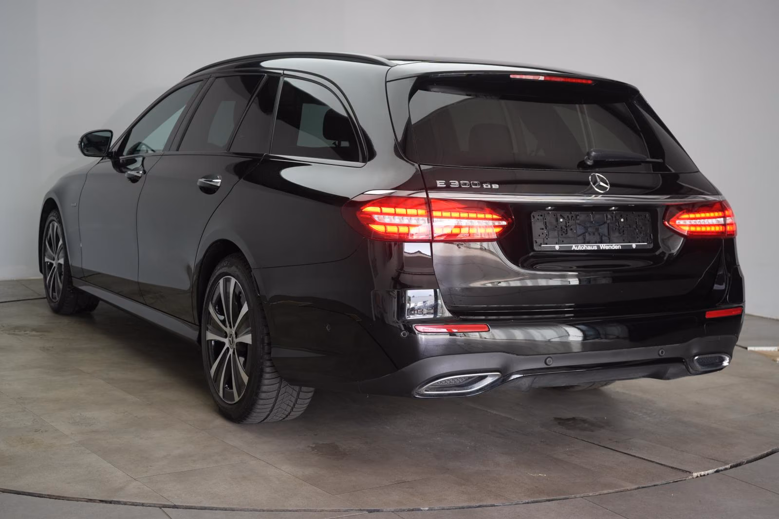 (B-252) Mercedes-Benz(Hybrid) E 300 de T 9G-Tronic AMG Distronic/Kamera/HUD/La - Image 4