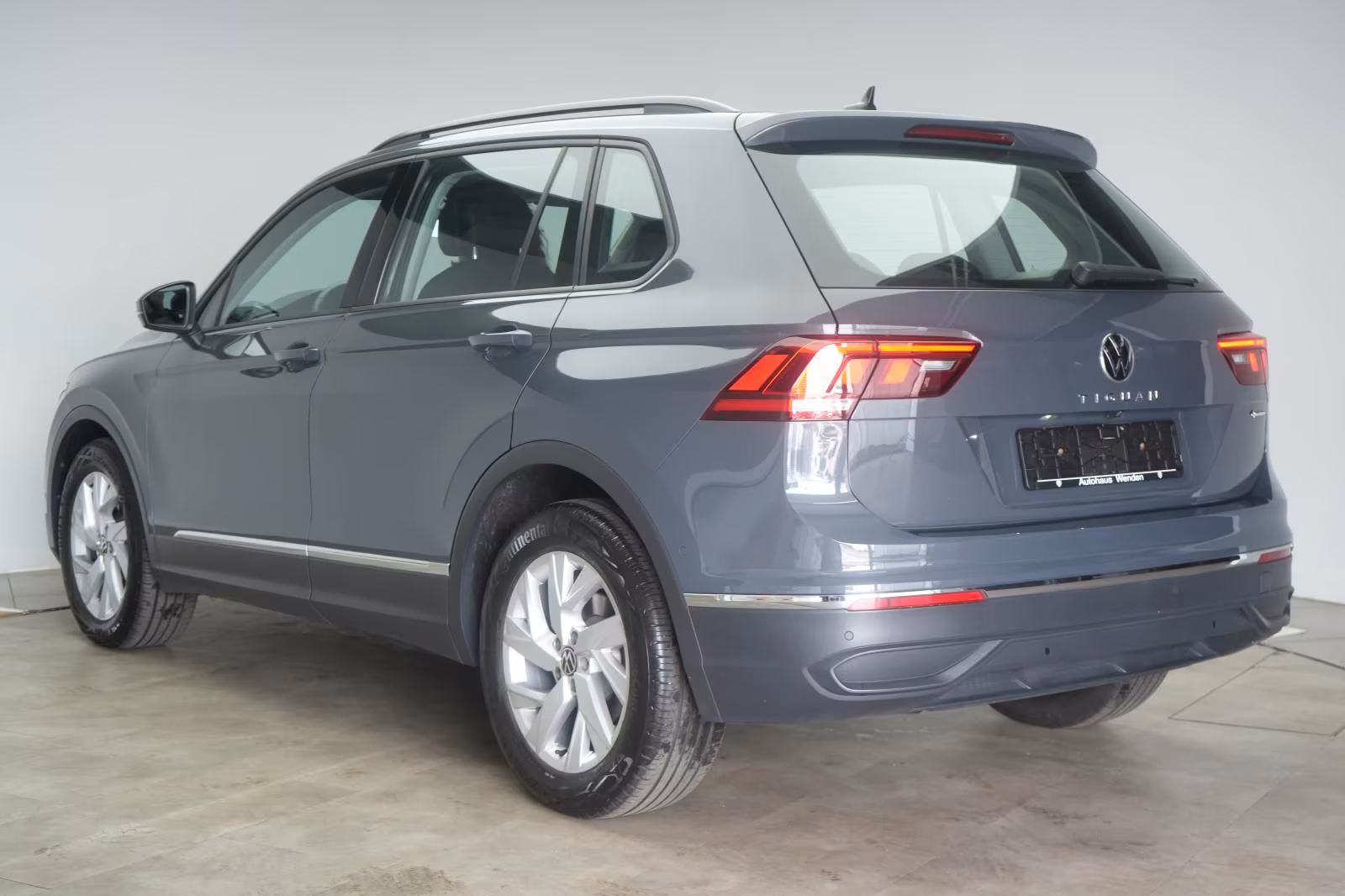 (B-133) Volkswagen Tiguan 2.0 TDI 4Motion DSG Navi/ACC/AHK - Image 4