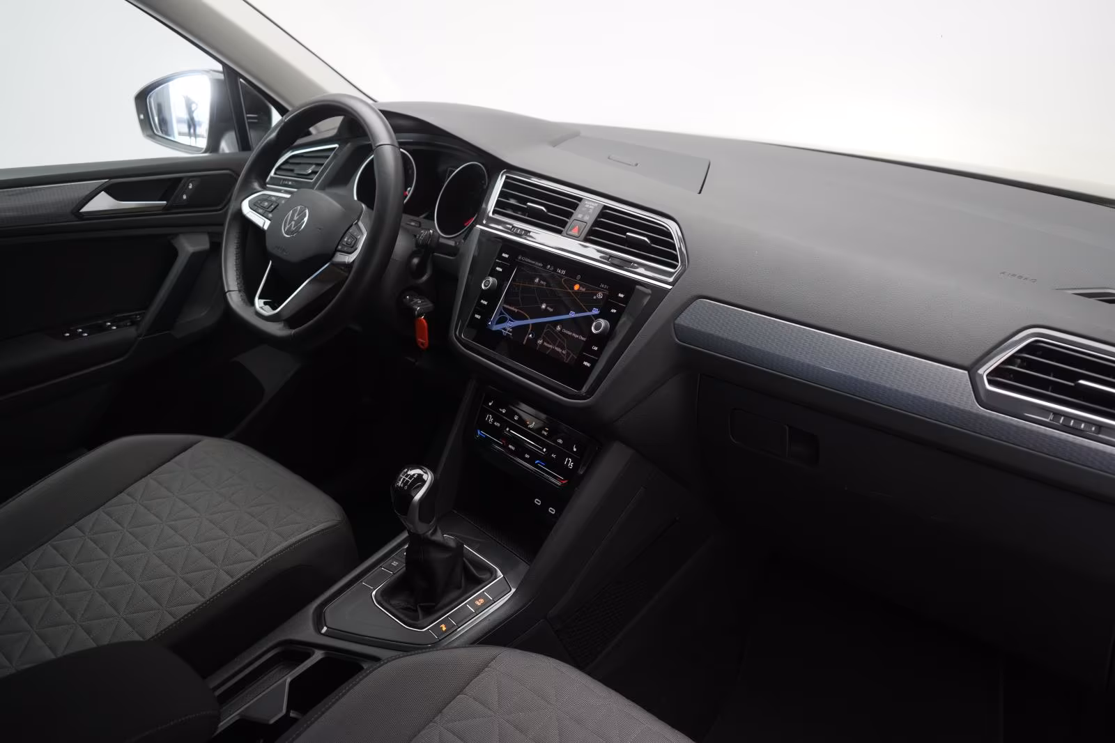 (B-654) Volkswagen Tiguan 1.5 TSI Life ACC/Lane/Appconnect/ - Image 10