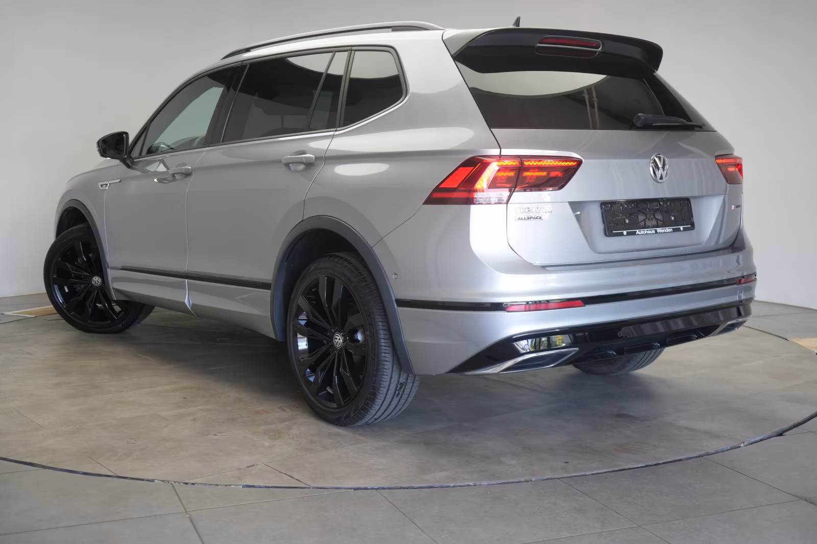 (B-592) Volkswagen Tiguan Allspace 2.0 TDI 4Motion DSG Highline R l - Image 4
