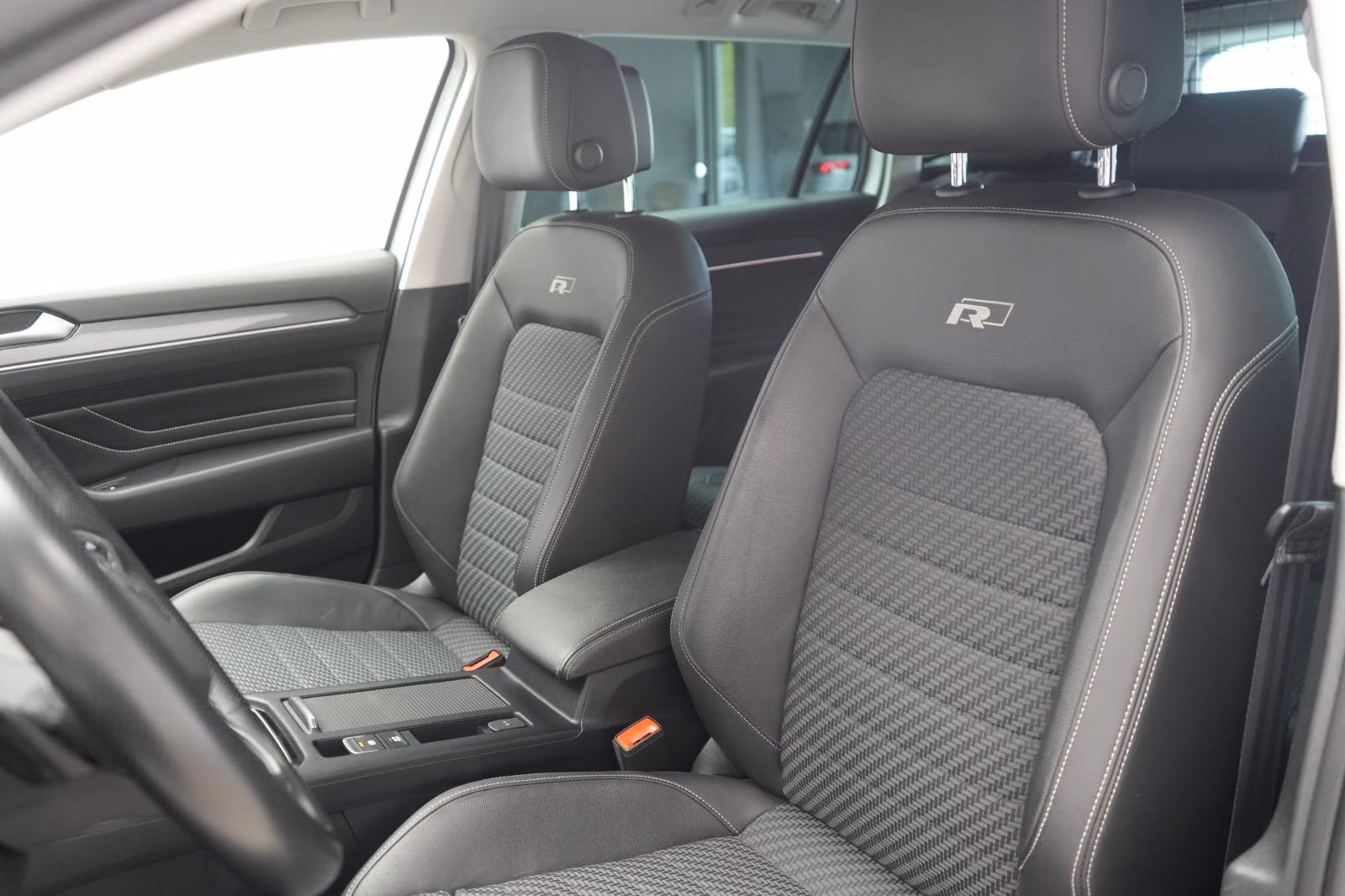 (B-226) Volkswagen Passat Variant 2.0 TDI DSG Business R line ACC/K - Image 7