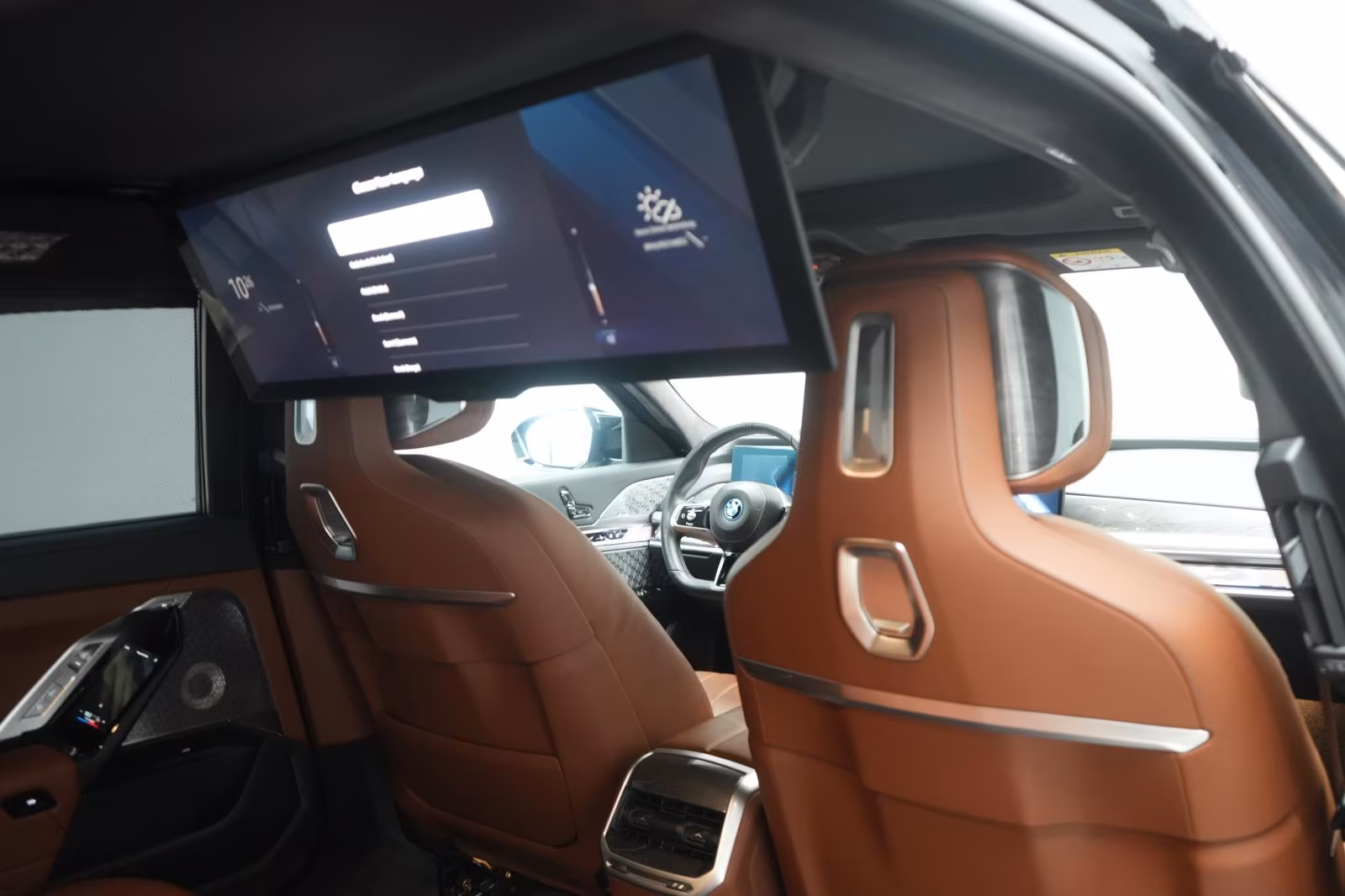 (B-275) BMW i7 M70 xDrive TheatreScreen/SkyLounge/HUD/B&W/Li - Image 11