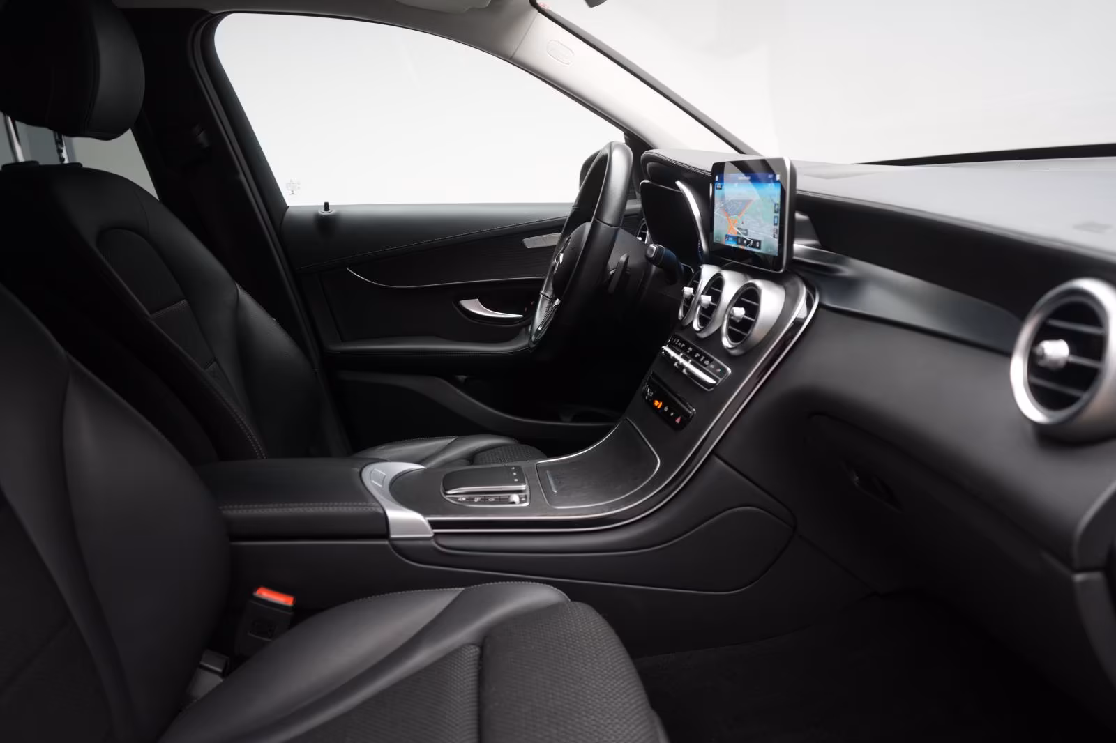 (B-581) Mercedes-Benz(Hybrid) GLC 300 de 4Matic 9G-Tronic Distronic/Kamera/V - Image 9