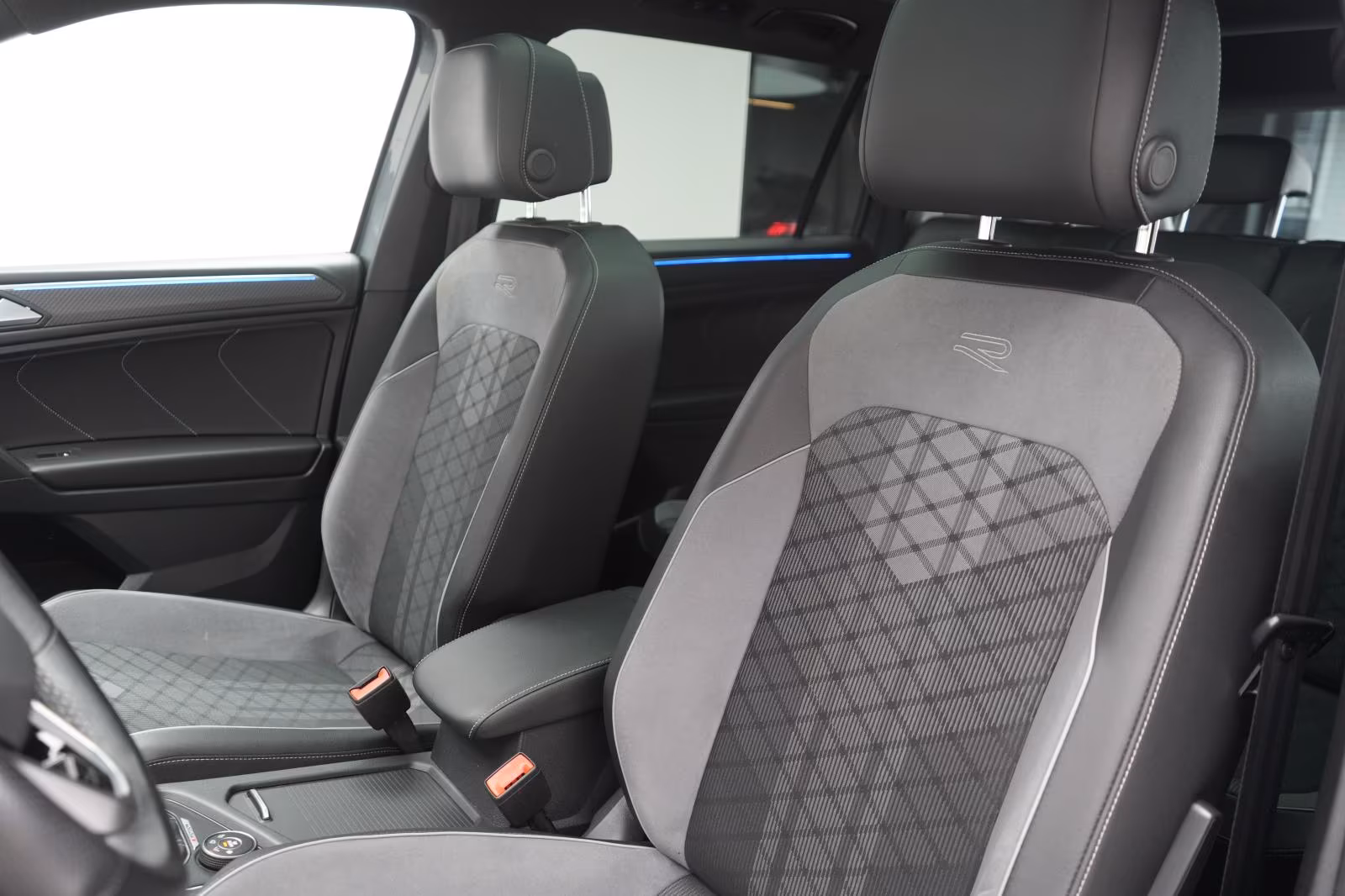 (B-443) Volkswagen Tiguan Allspace 2.0 TDI 4Motion DSG R-Line AHK/P - Image 7