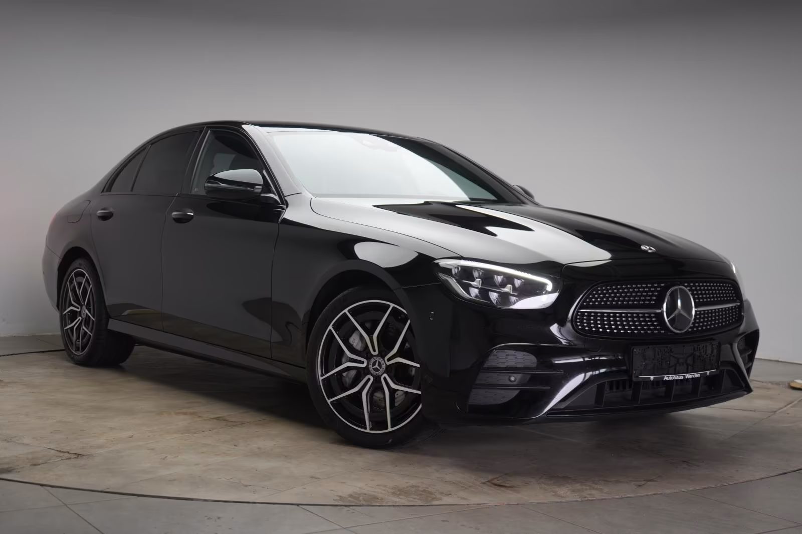 (B-329) Mercedes-Benz(Hybrid) E 300 de 9G-Tronic AMG Leder/Distronic/Kamera - Image 1